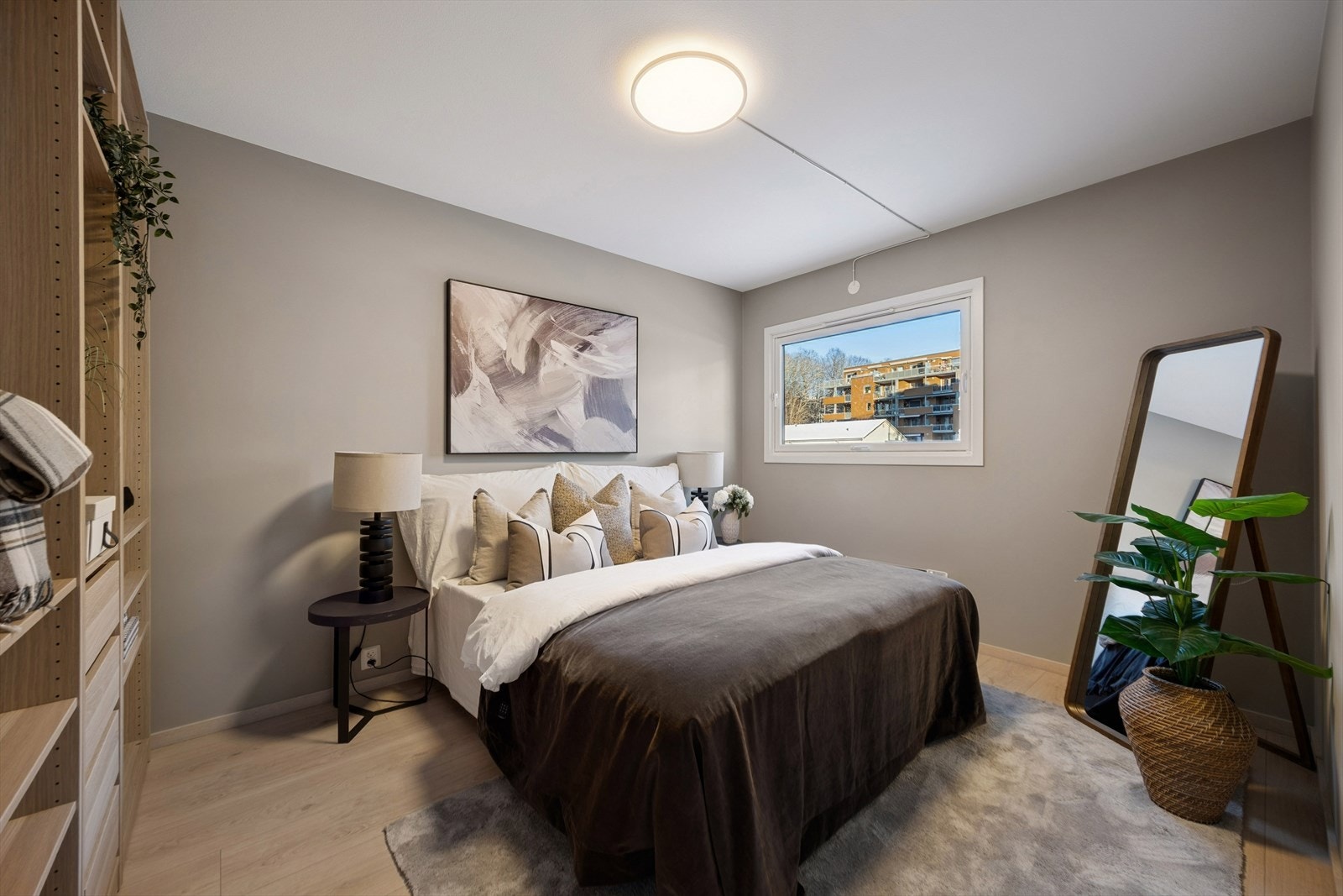 Hovedsoverom med god plass til dobbeltseng og garderobeskap Galleribilde