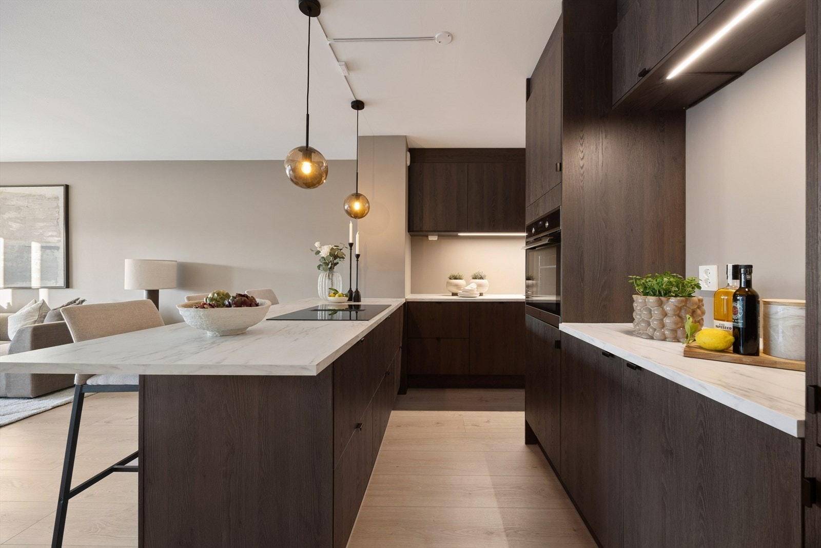 Det er godt med skap- og benkeplass på kjøkkenet. Galleribilde