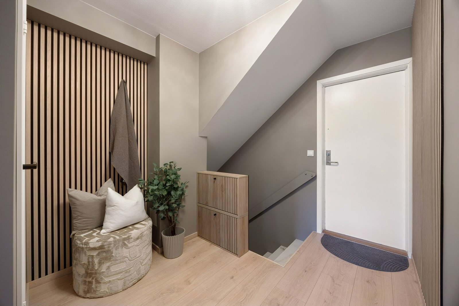 Lys og innbydende entré med gjennomtenkte detaljer. Galleribilde