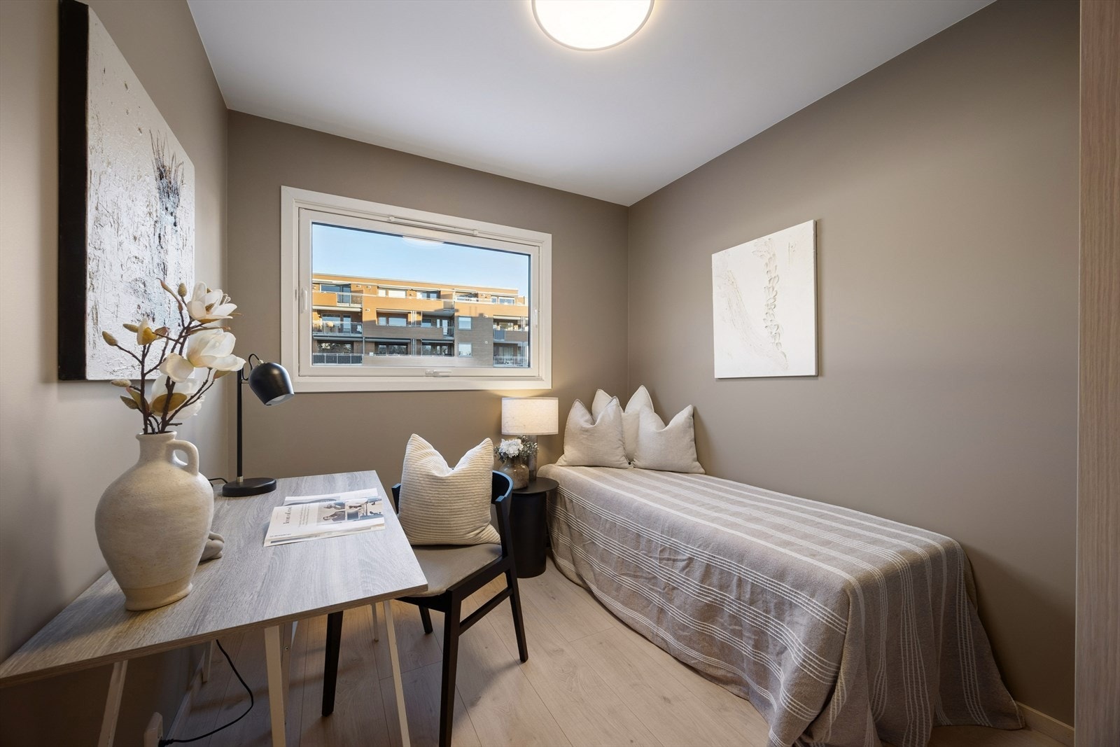 Rommet er innredet og benyttet som kontor/gjesterom. Det gjøres oppmerksom på at rommet ikke er byggesøkt og godkjent som soverom. Galleribilde