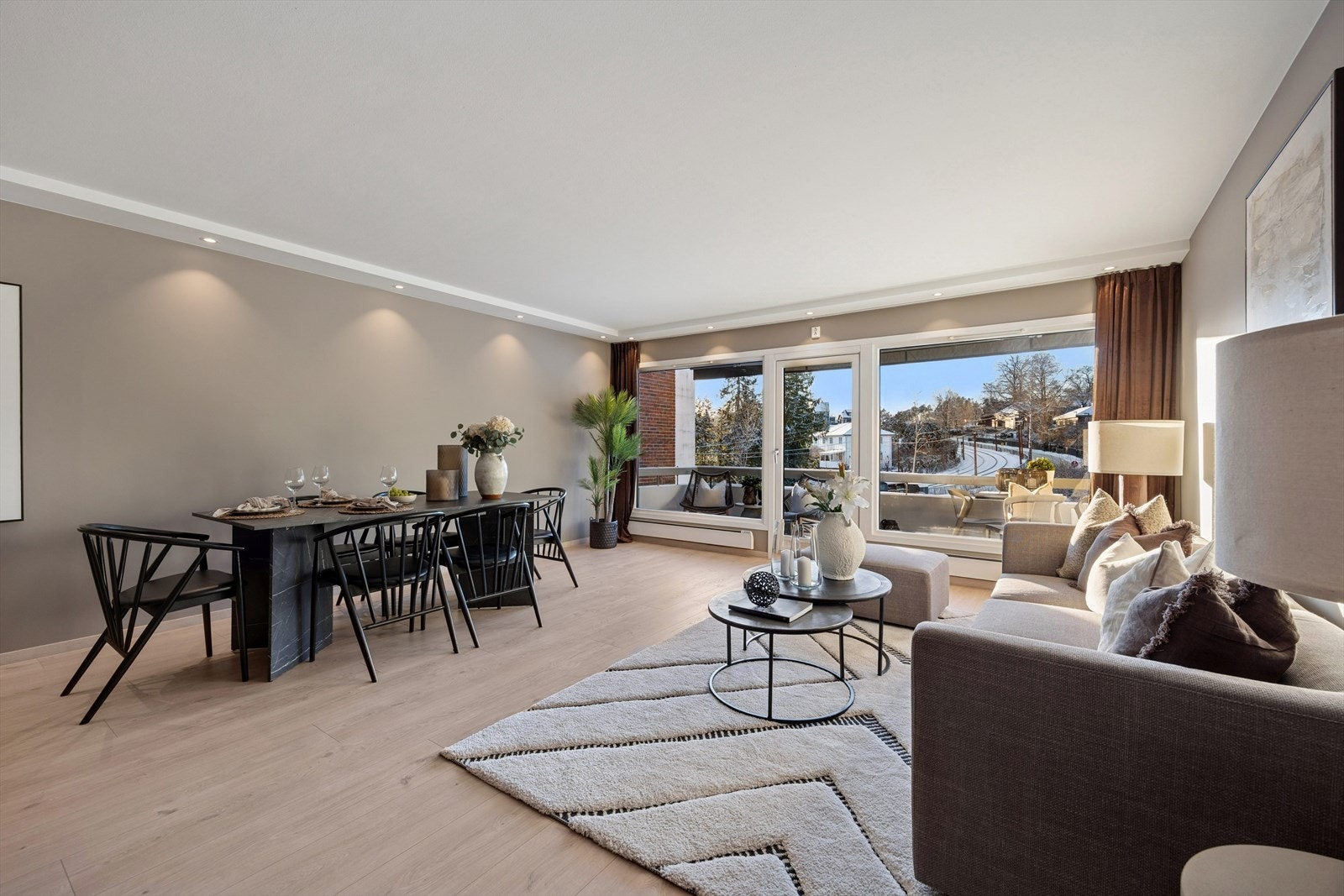 Vindu og balkongdør fra gulv til tak gir rikelig med naturlig dagslys. Galleribilde