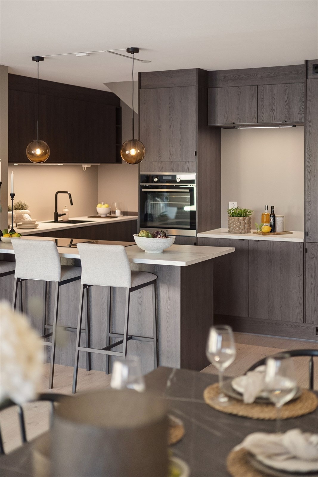 Praktisk kjøkkenøy som gir ekstra med arbeidsplass og en naturlig overgang til stuen. Galleribilde