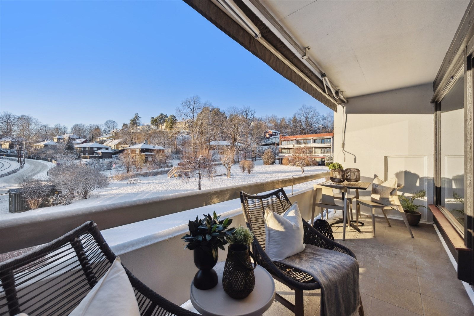 Sørvestvendt balkong på 8 m². Det er tillatt med gass og elektrisk grill i sameiet. Galleribilde