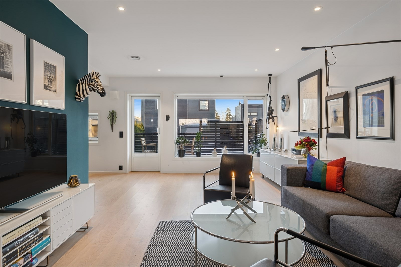 Stuen ligger i boligens første etasje og egner seg godt som det naturlige samlingspunktet. Galleribilde