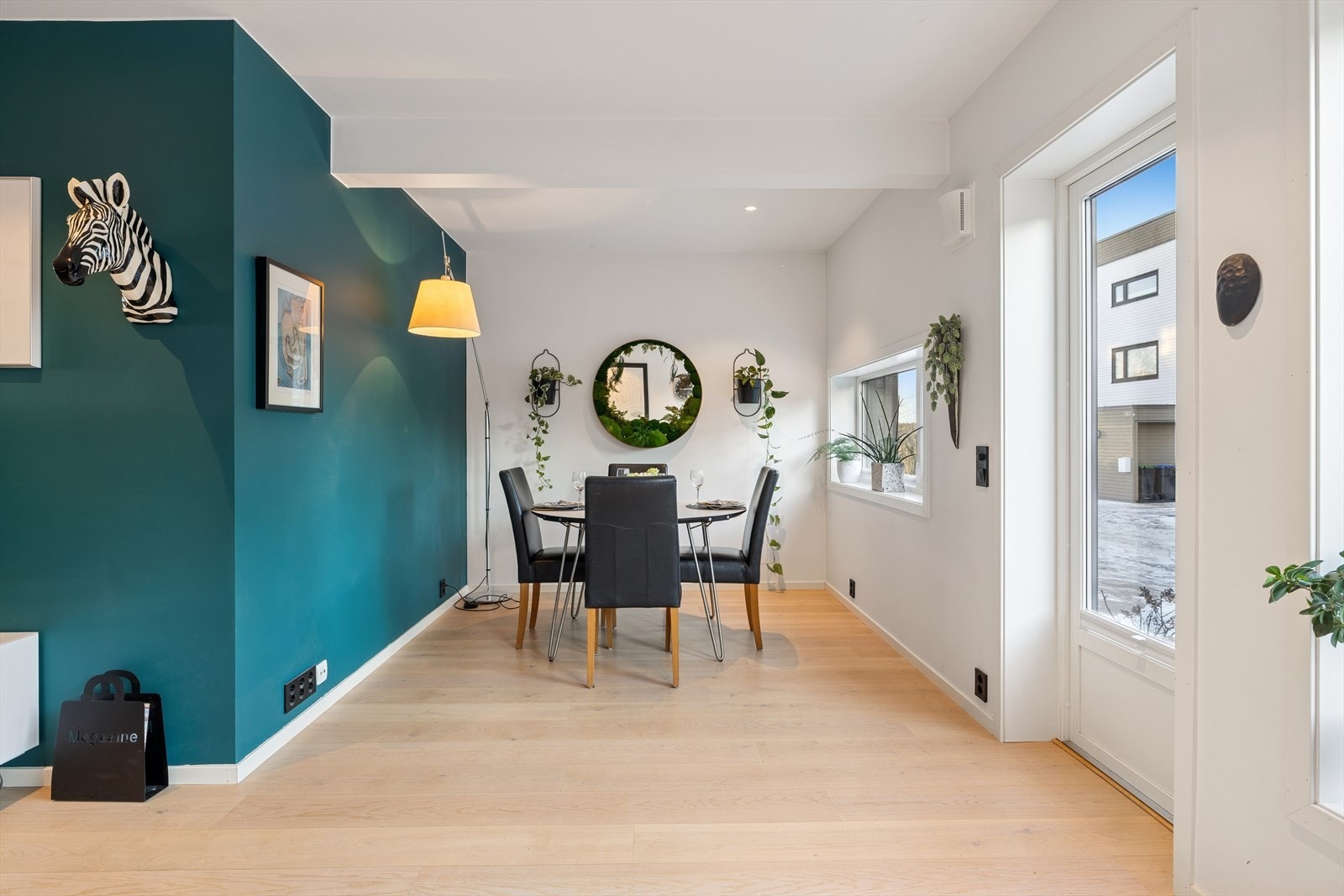 Spisestuen har en fin plassering mellom stue og kjøkken, med utgang til uteområdet. Galleribilde