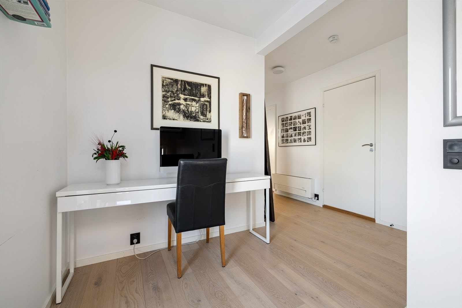 Boligen strekker seg over tre plan med tidsriktige materialvalg og smarte løsninger. Galleribilde