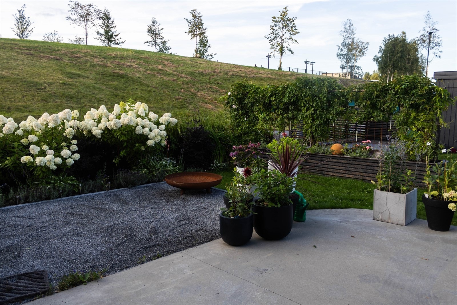 Selgers egne bilder. Ulike soner i hagen gir rom for både avslapning og dyrking. Galleribilde