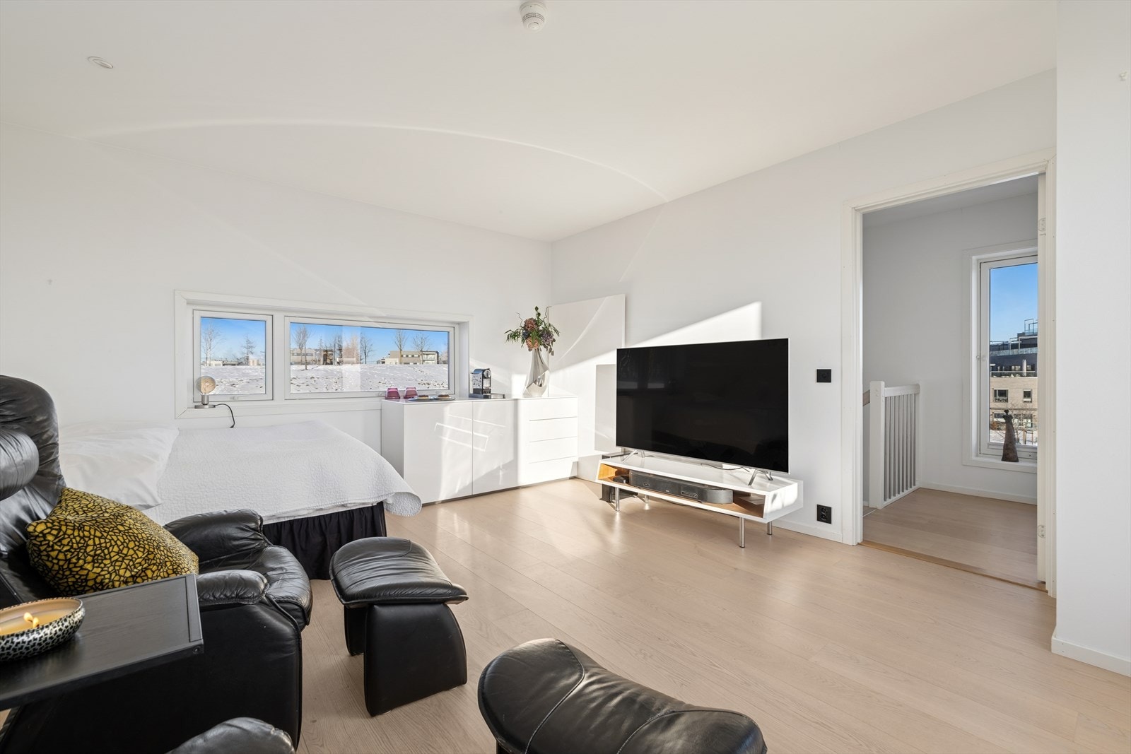 Toppetasjen består av et stort og allsidig rom som kan fungere som en luftig loftstue, et romslig hovedsoverom eller en kombinasjon. Galleribilde