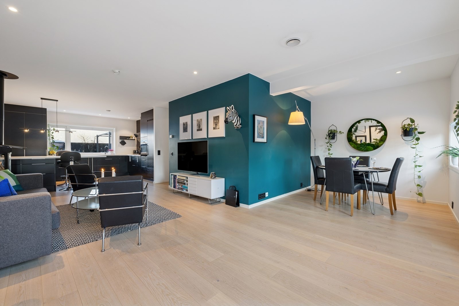 Her er det god plass til både sofagruppe og spisebord for hyggelige sammenkomster. Galleribilde