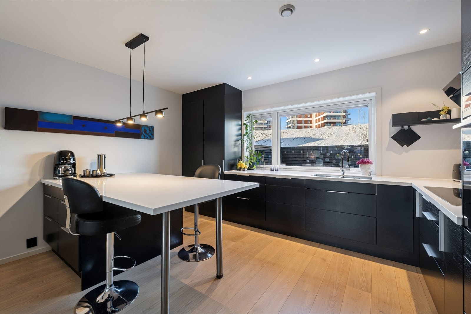 Kjøkkenøya gir ekstra arbeids- og spiseplass, og balansert ventilasjon sikrer et godt inneklima. Galleribilde