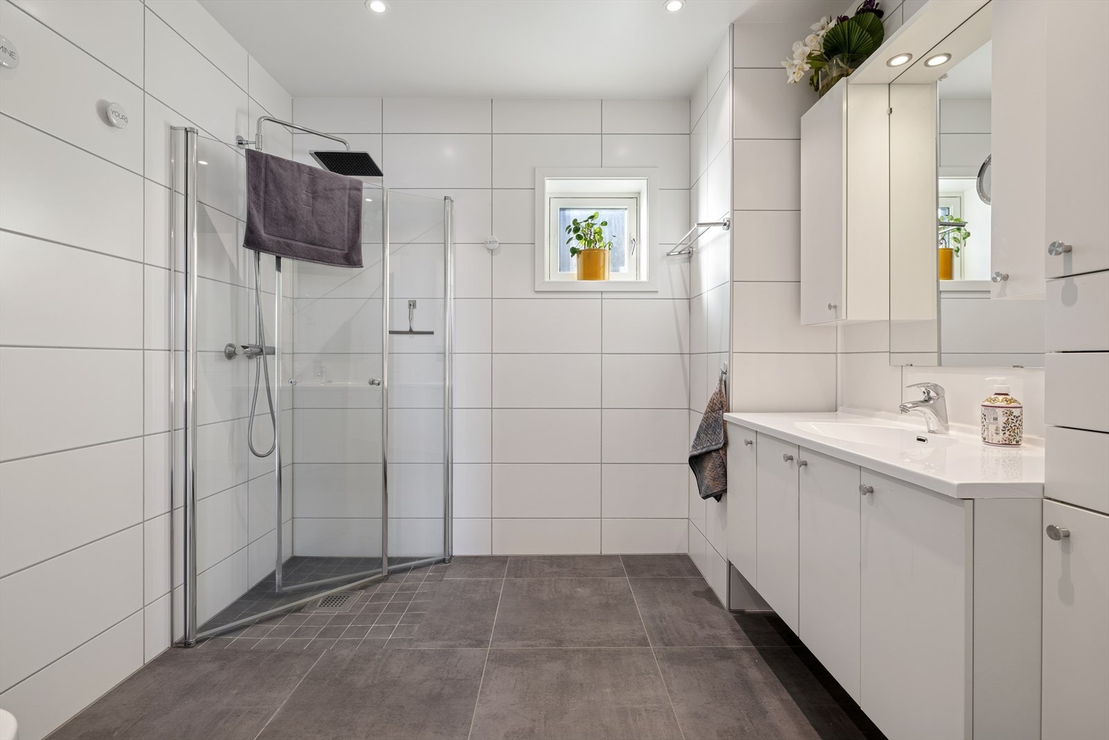 Flislagt bad med tidløst design og vannbåren gulvvarme, beliggende i andre etasje. Galleribilde