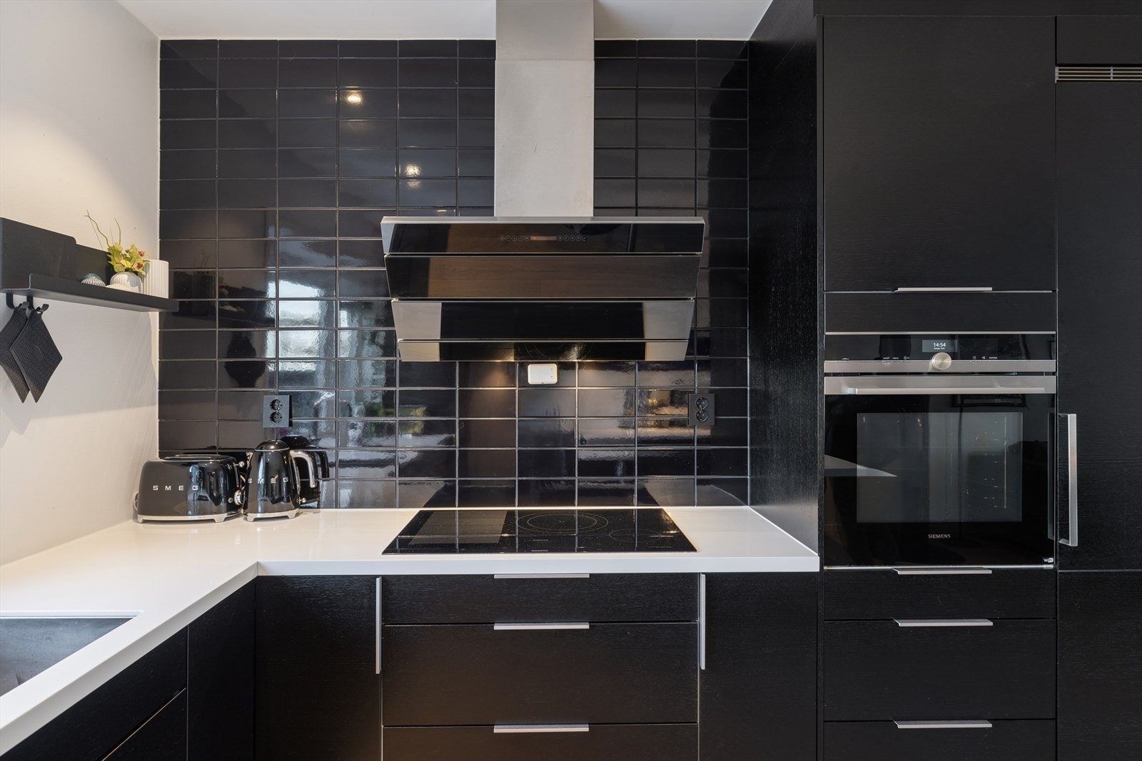 Benkeplaten er i kompositt, og alle hvitevarer som platetopp og stekeovn er integrerte. Galleribilde