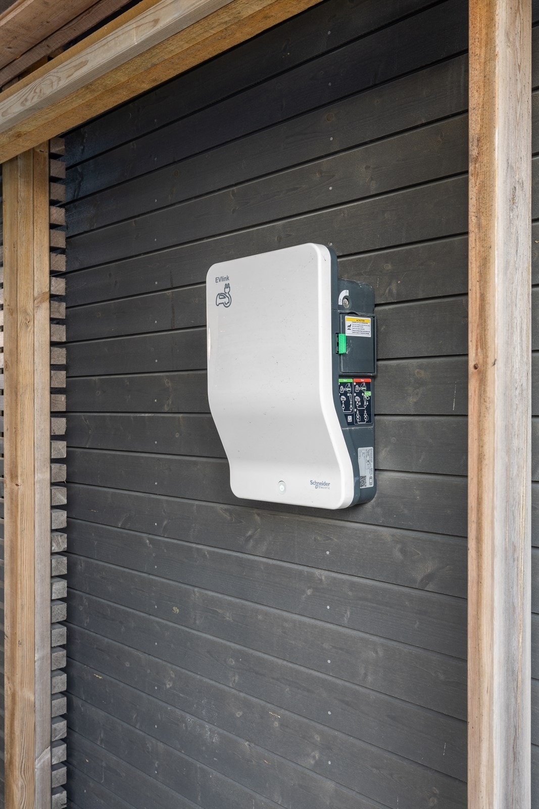 Det er installert elbillader i carporten. Galleribilde