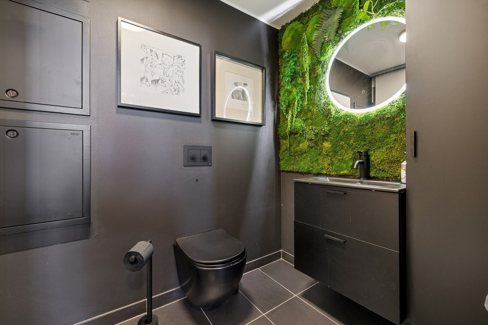 Toalettrom er nylig oppgradert med nytt vegghengt toalett og servantskap. Moseveggen gir et friskt og moderne preg. Galleribilde