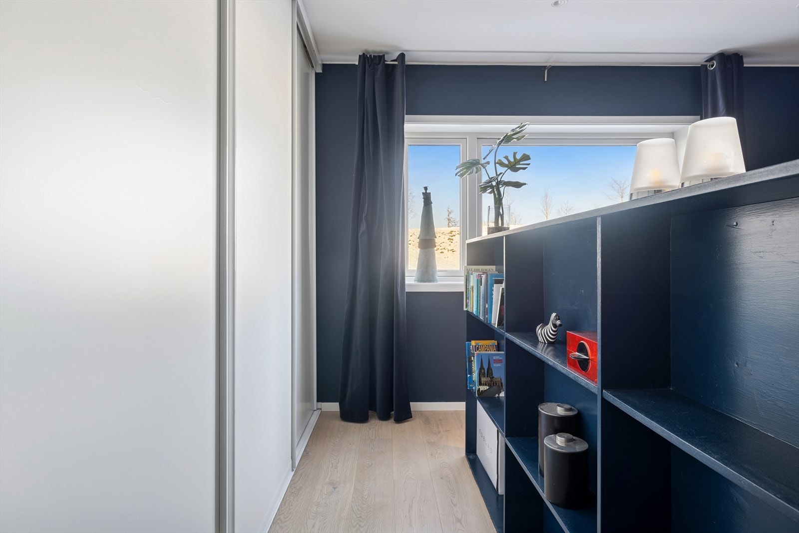 Den spesialbygd bokhylle fungerer også som sengegavl, med leselys og stikk. Galleribilde