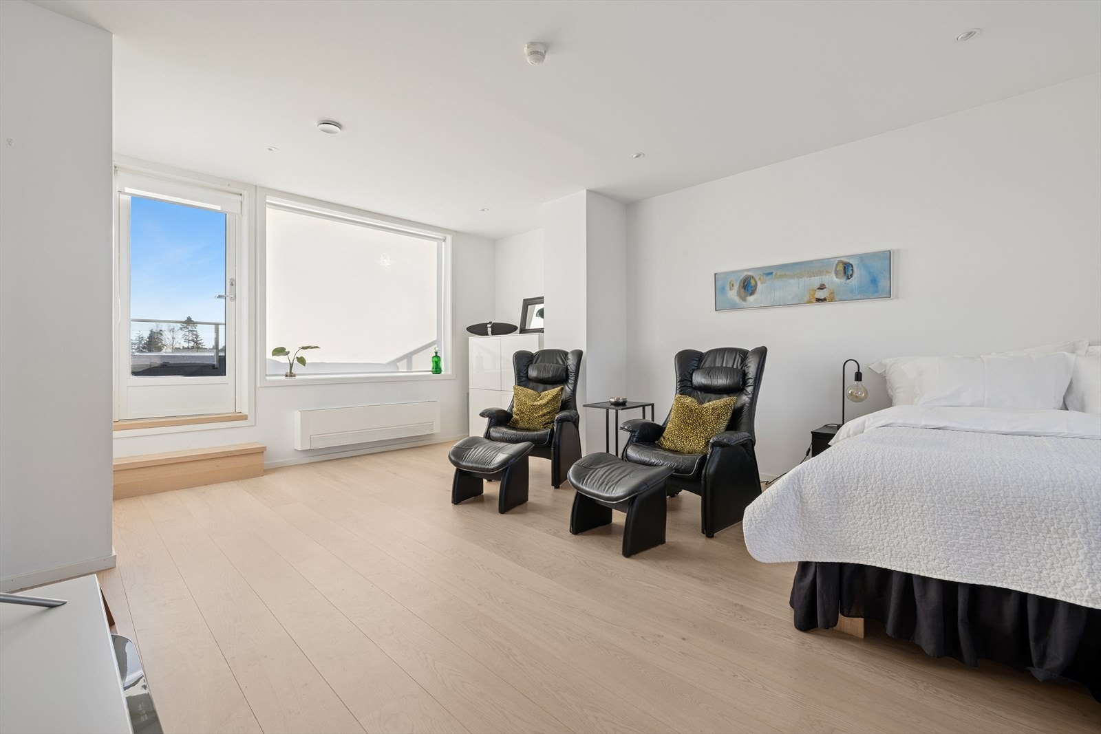 Soverommet i tredje etasje, har utgang til egen takterrasse. Galleribilde