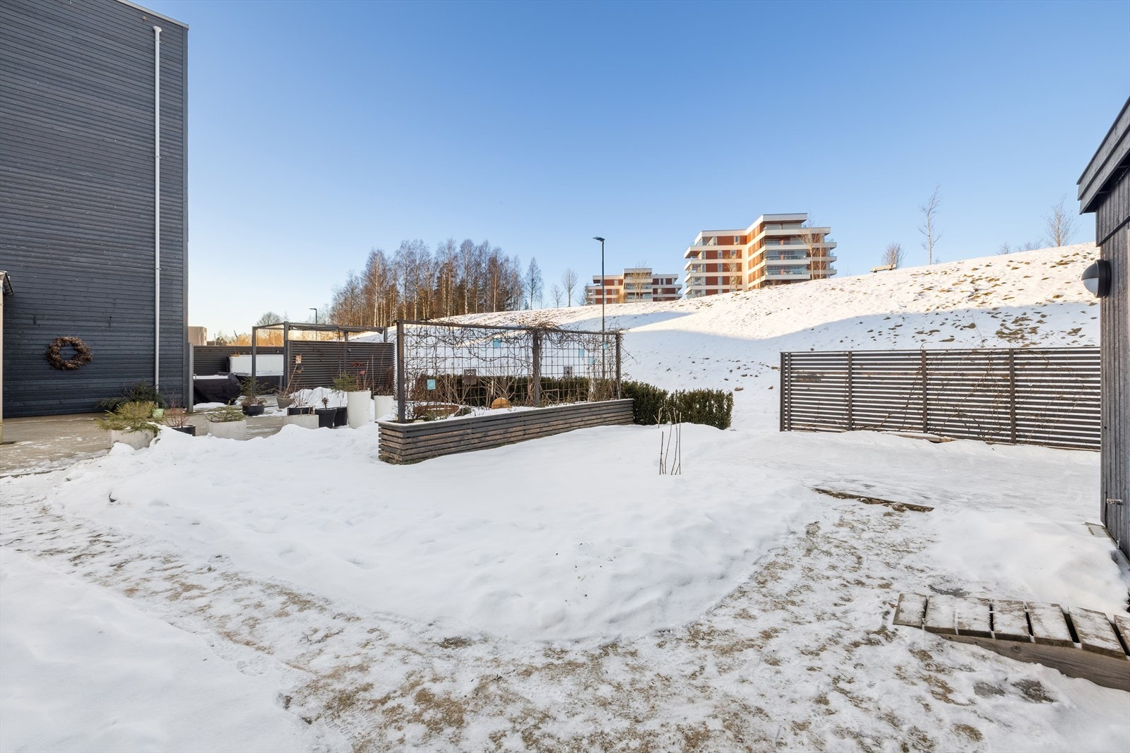 Eiendommen ligger innerst i vegen og nyter godt av den store egne tomten. Galleribilde