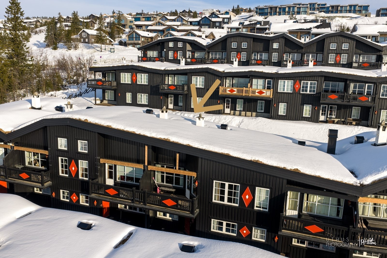 Leiligheten er beliggende i 1 og 2. etasje i en bygård oppført i 1990 Galleribilde