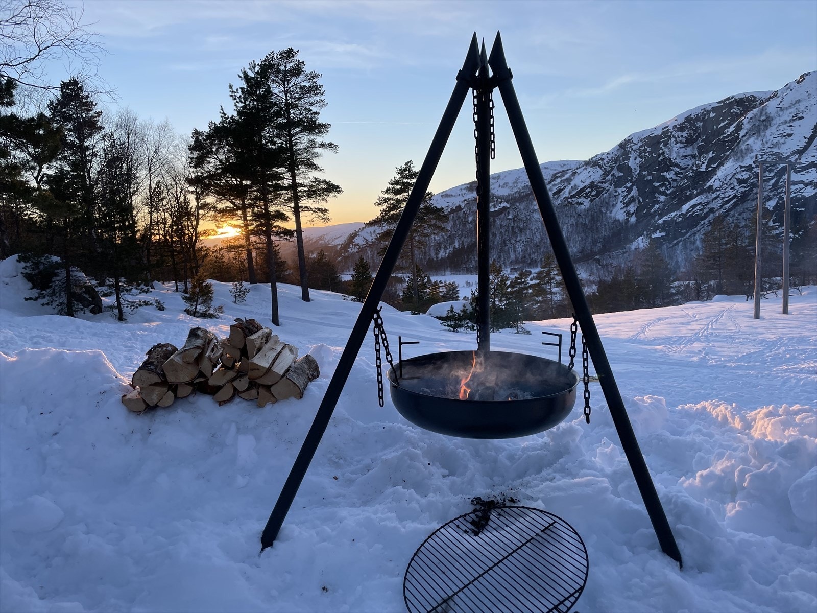 Eiendommen ligger usjenert og naturskjønt til på egen selveiertomt med gode solforhold og kveldssol. Galleribilde
