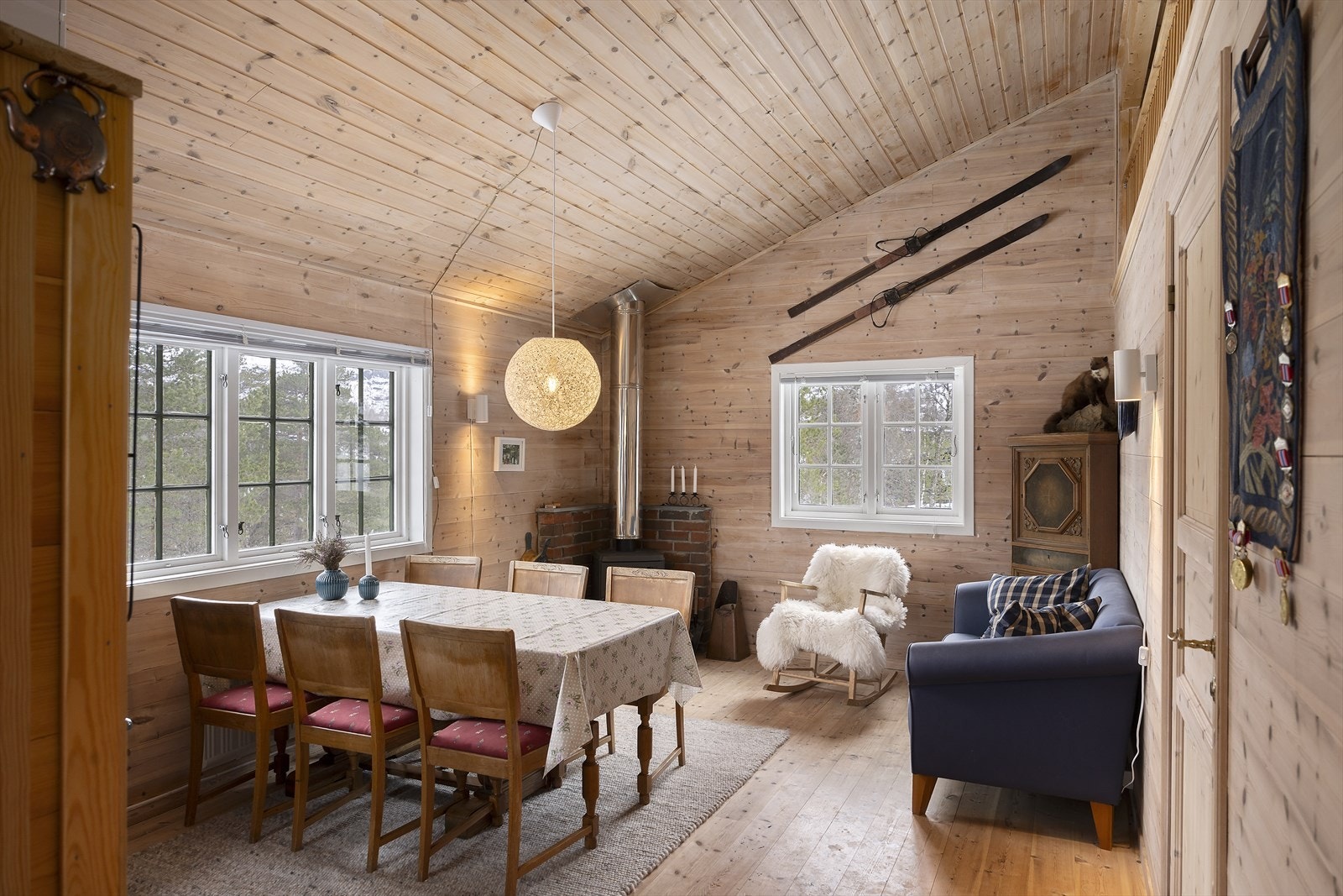 Flott stue med høy himling i tak som gir god romfølelse Galleribilde