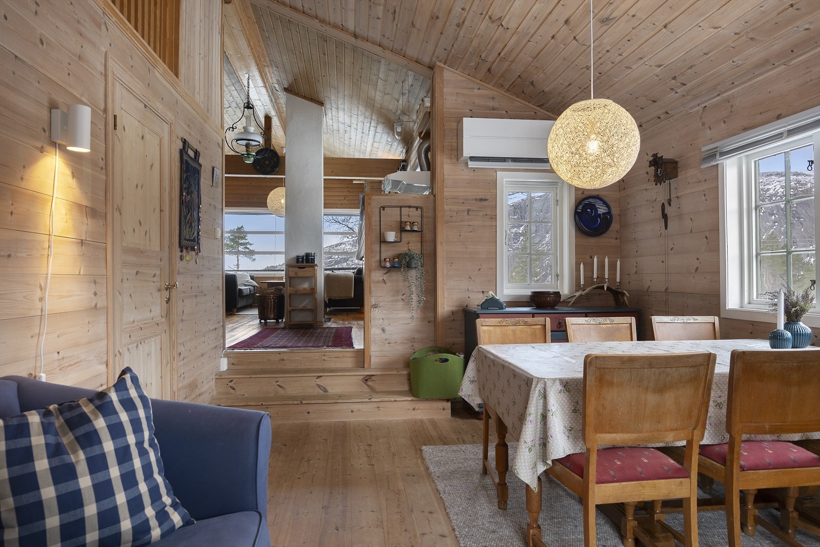 Stue og kjøkkendel i åpen løsning. Galleribilde