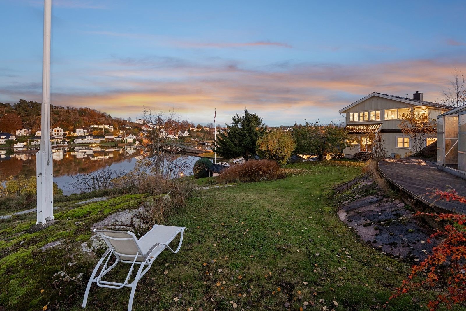 PrivatMegleren Aksept v/Ellen Pike har gleden av å presentere Lahelleveien 18.