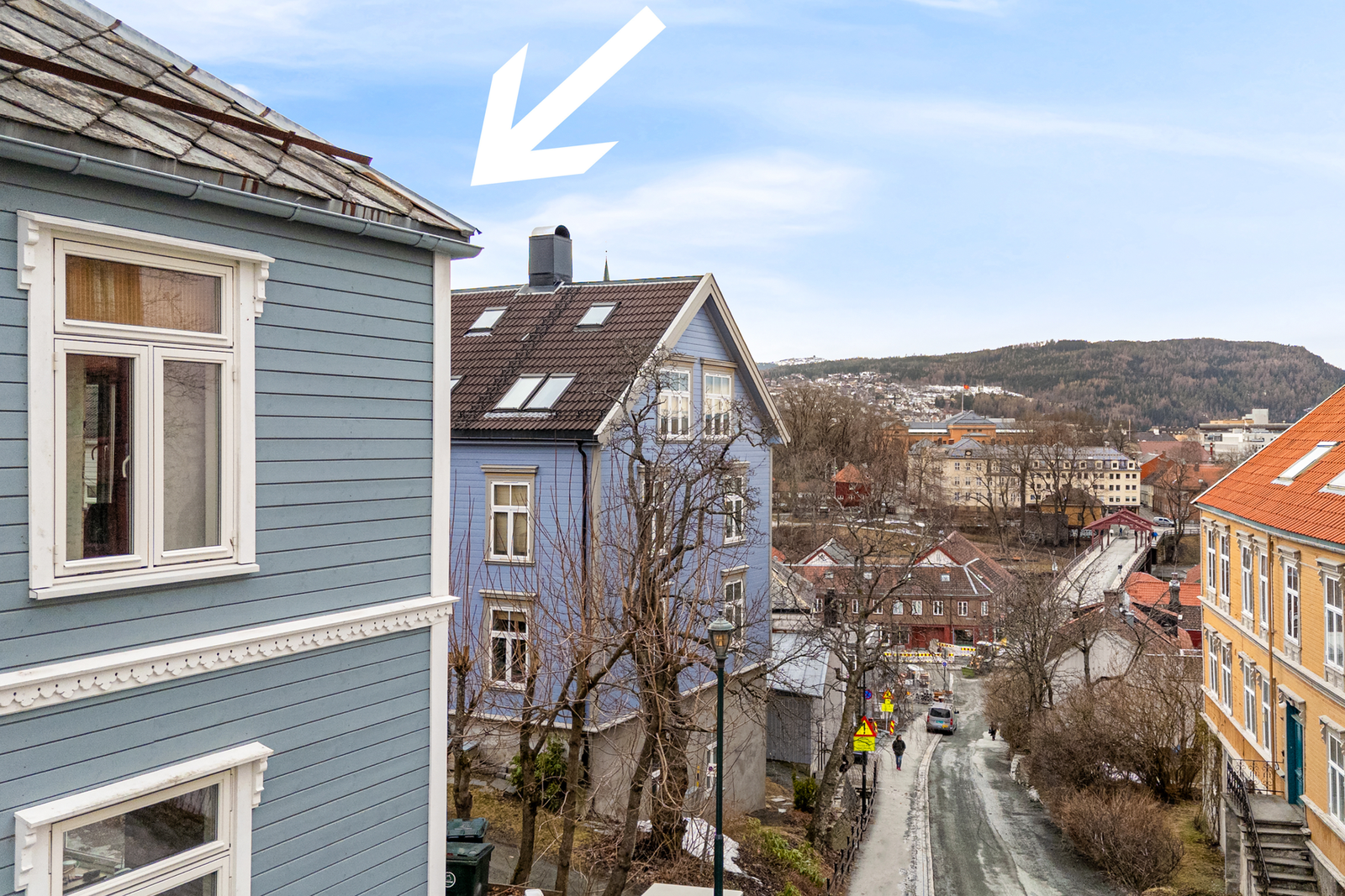 Mange drømmer om å bo på idylliske Bakklandet. Med denne boligen får du en sjelden mulighet midt i ettertraktede Brubakken. Galleribilde