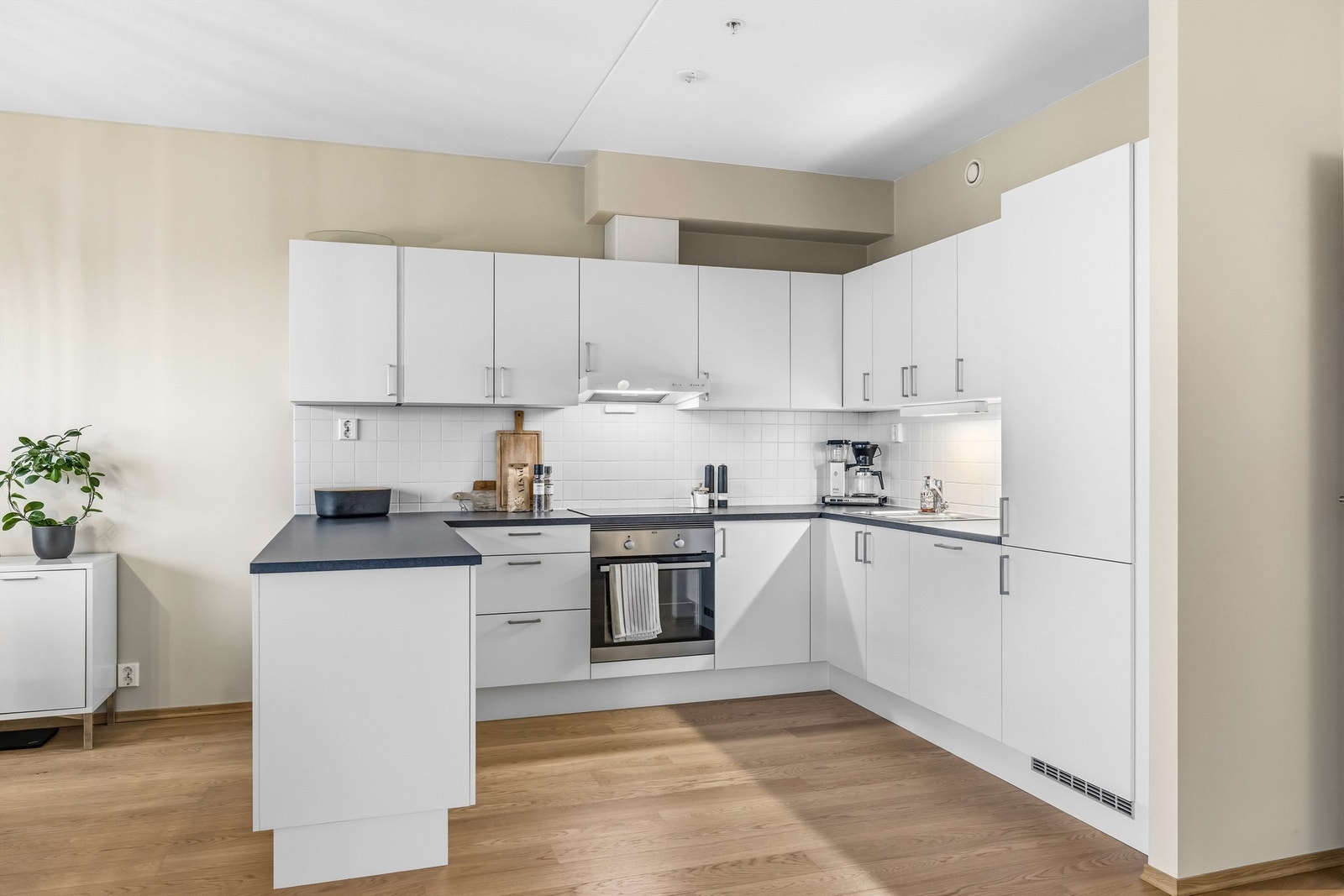 En praktisk U-form gir rikelig med både skap- og benkeplass. Galleribilde