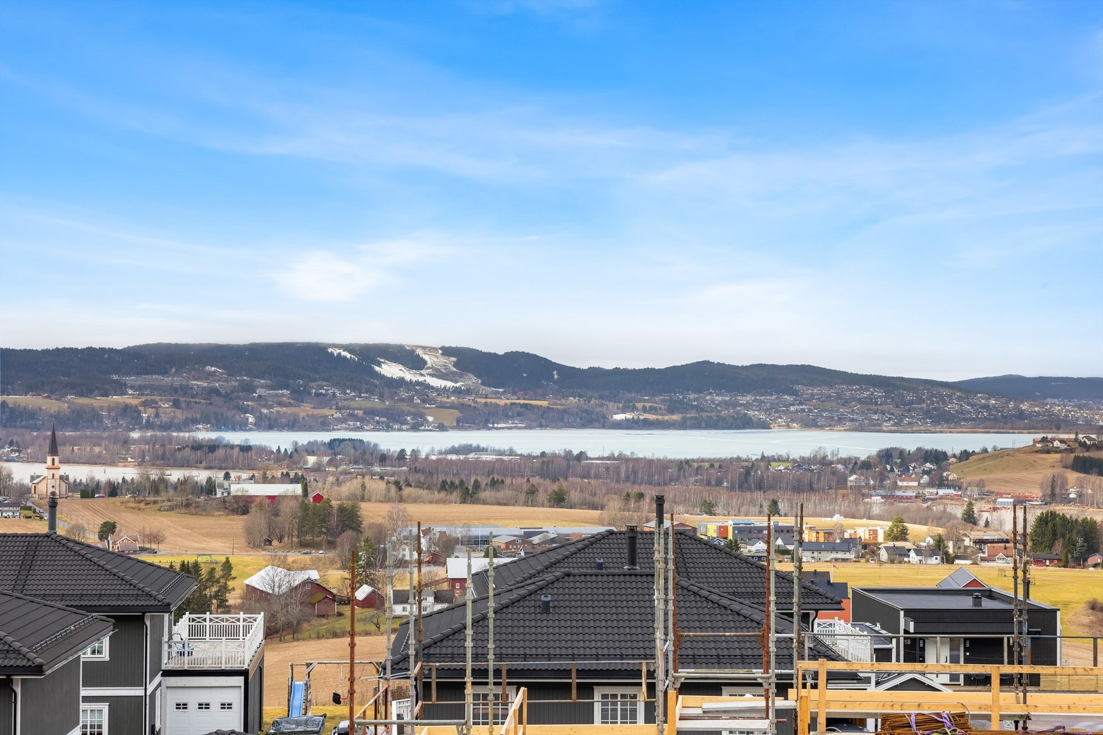 Beliggenheten på en høyde i terrenget gir en nydelig utsikt. Nærhet til flotte tur- og friluftsområder. Galleribilde