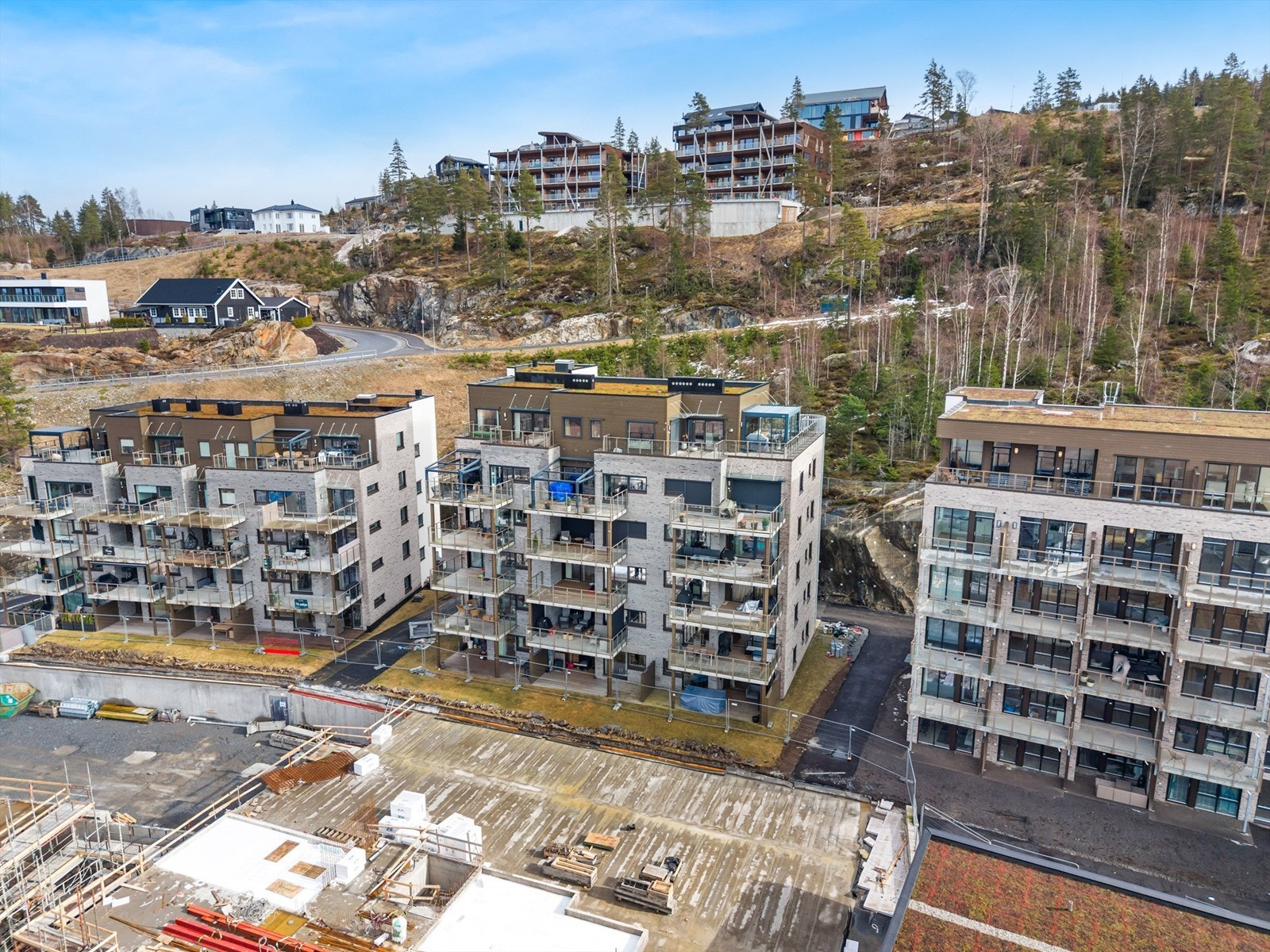 Bygget fra 2022 har en moderne fasade med en kombinasjon av teglstein, pussede flater og fasadeplater. Galleribilde