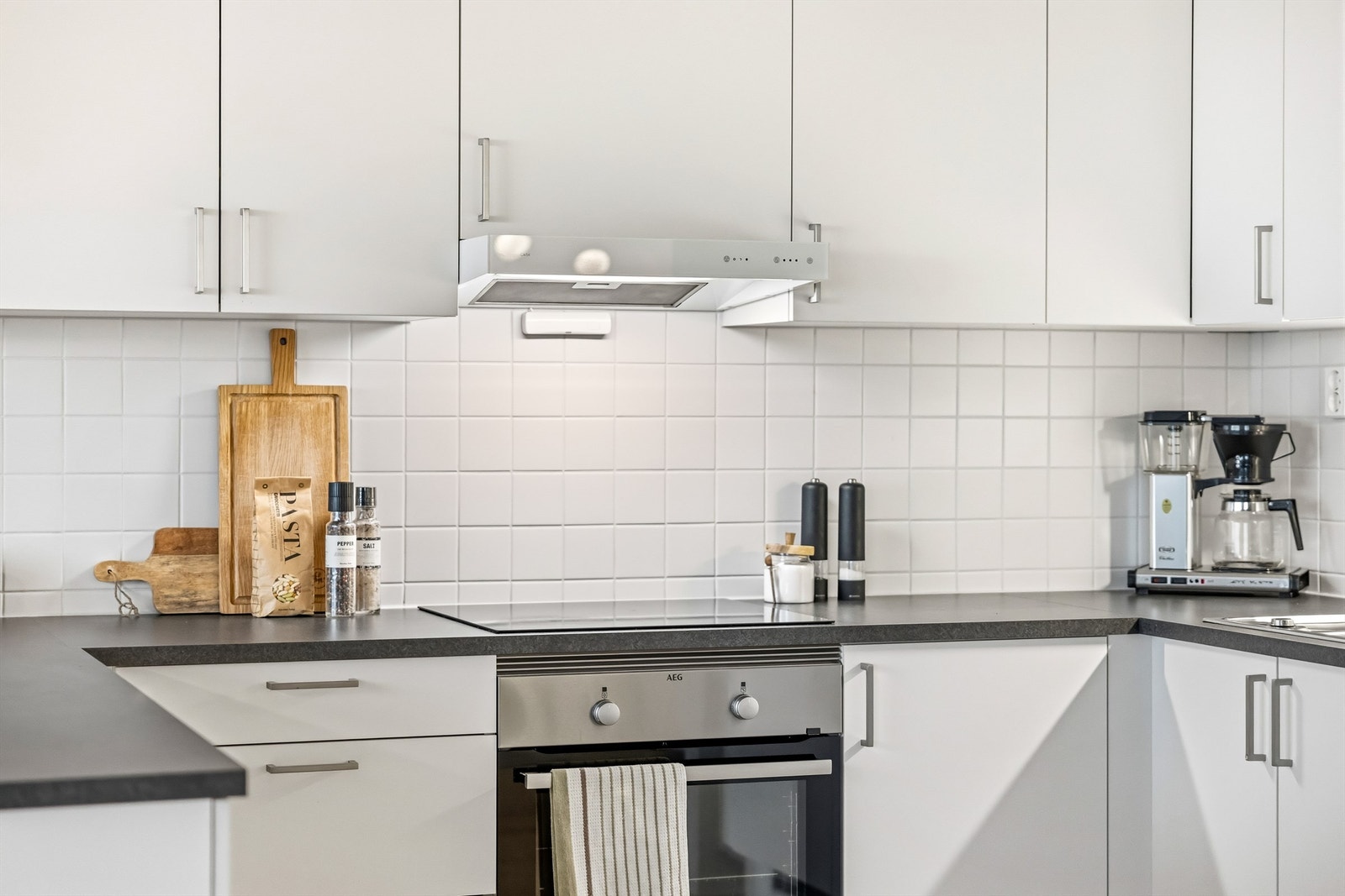 Avtrekk fra kjøkkenet er koblet til det balanserte ventilasjonsanlegget. Galleribilde