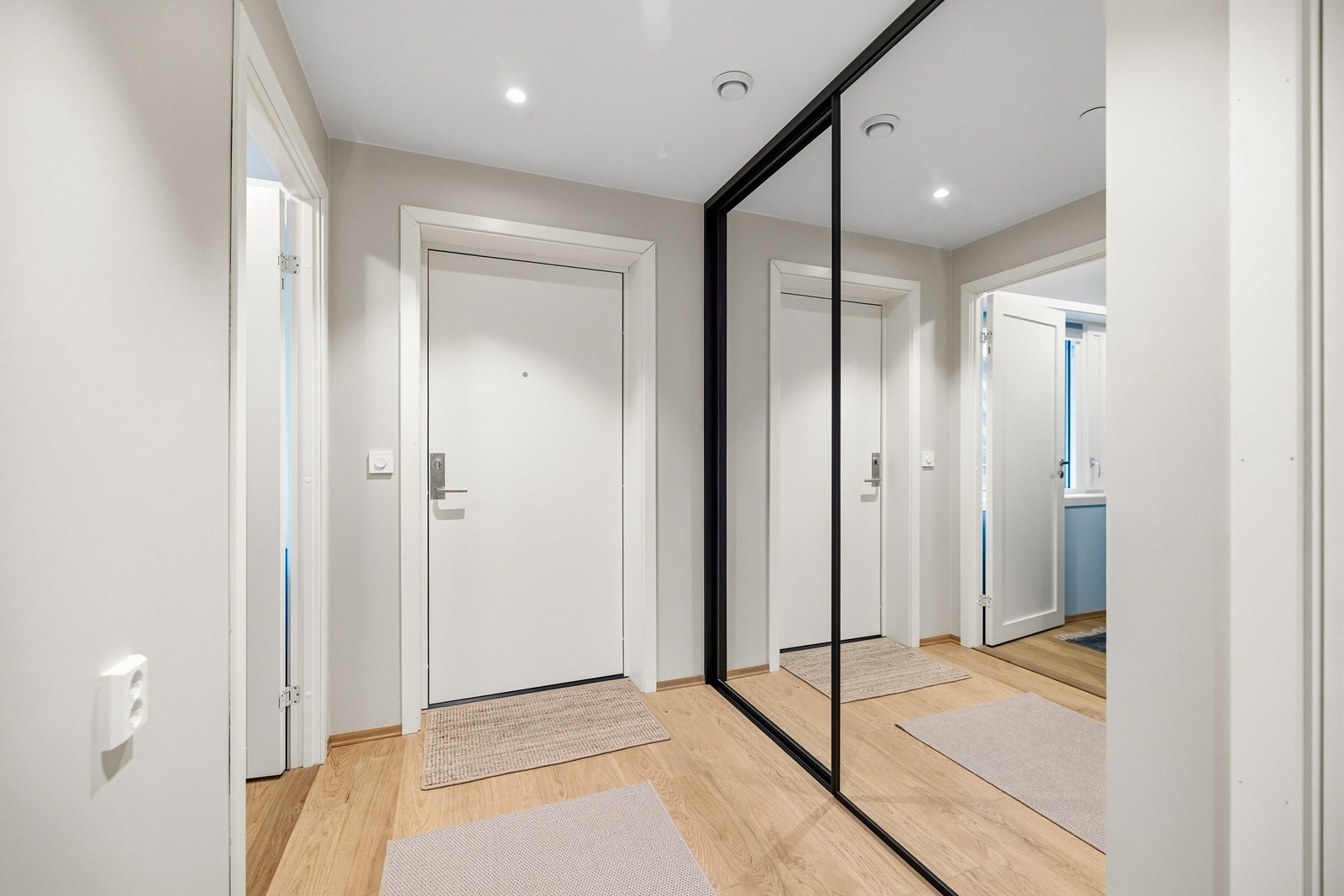 Innbydende entré med plass til yttertøy i en praktisk skyvedørsgarderobe. Galleribilde