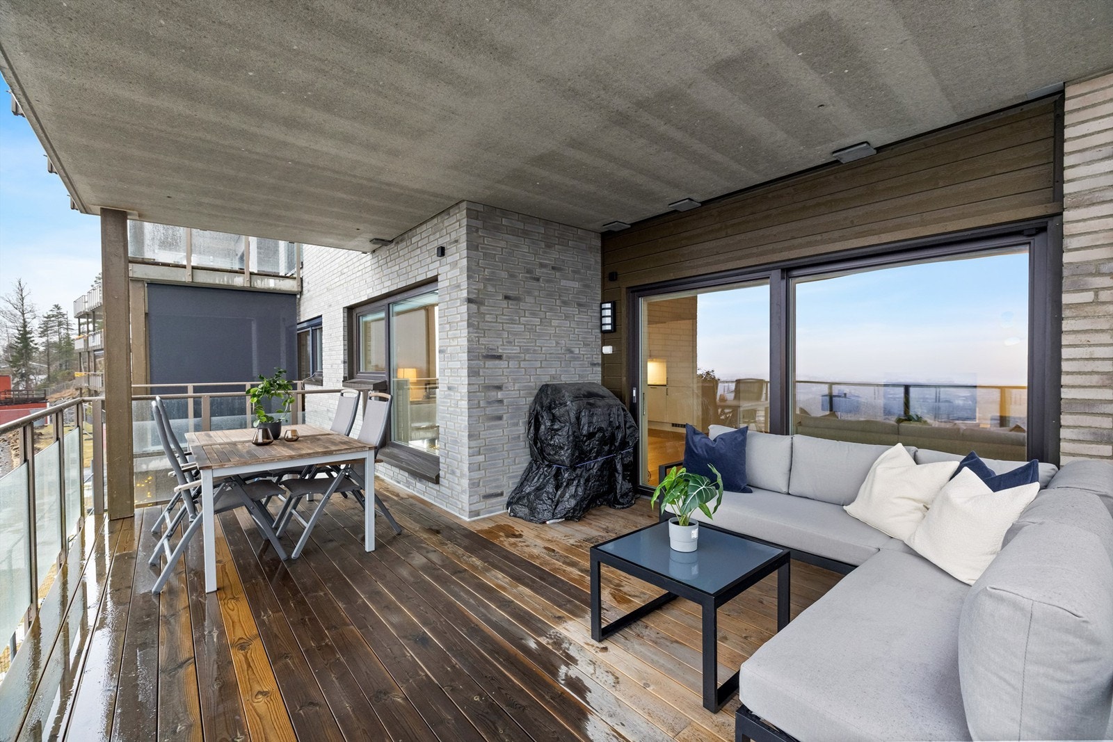 Den store, vestvendte balkongen på 21 m² er en perfekt arena for å nyte lange dager utendørs Galleribilde