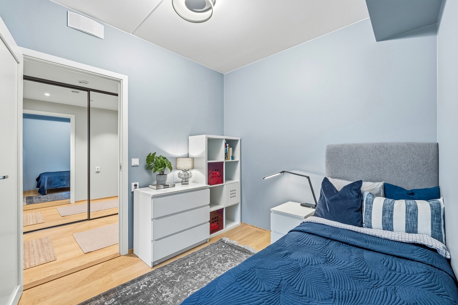 Leilighetens andre soverom passer utmerket som barnerom, gjesterom eller kontor. Galleribilde