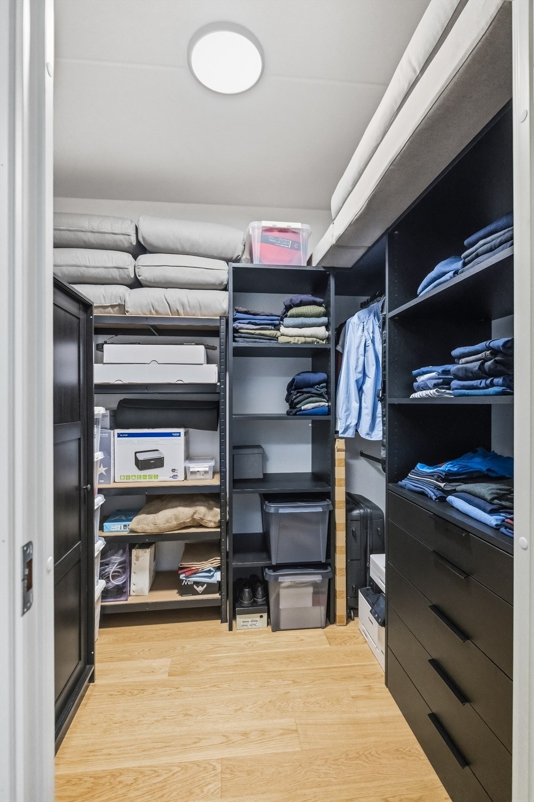 Praktisk walk-in garderobe/bod Galleribilde