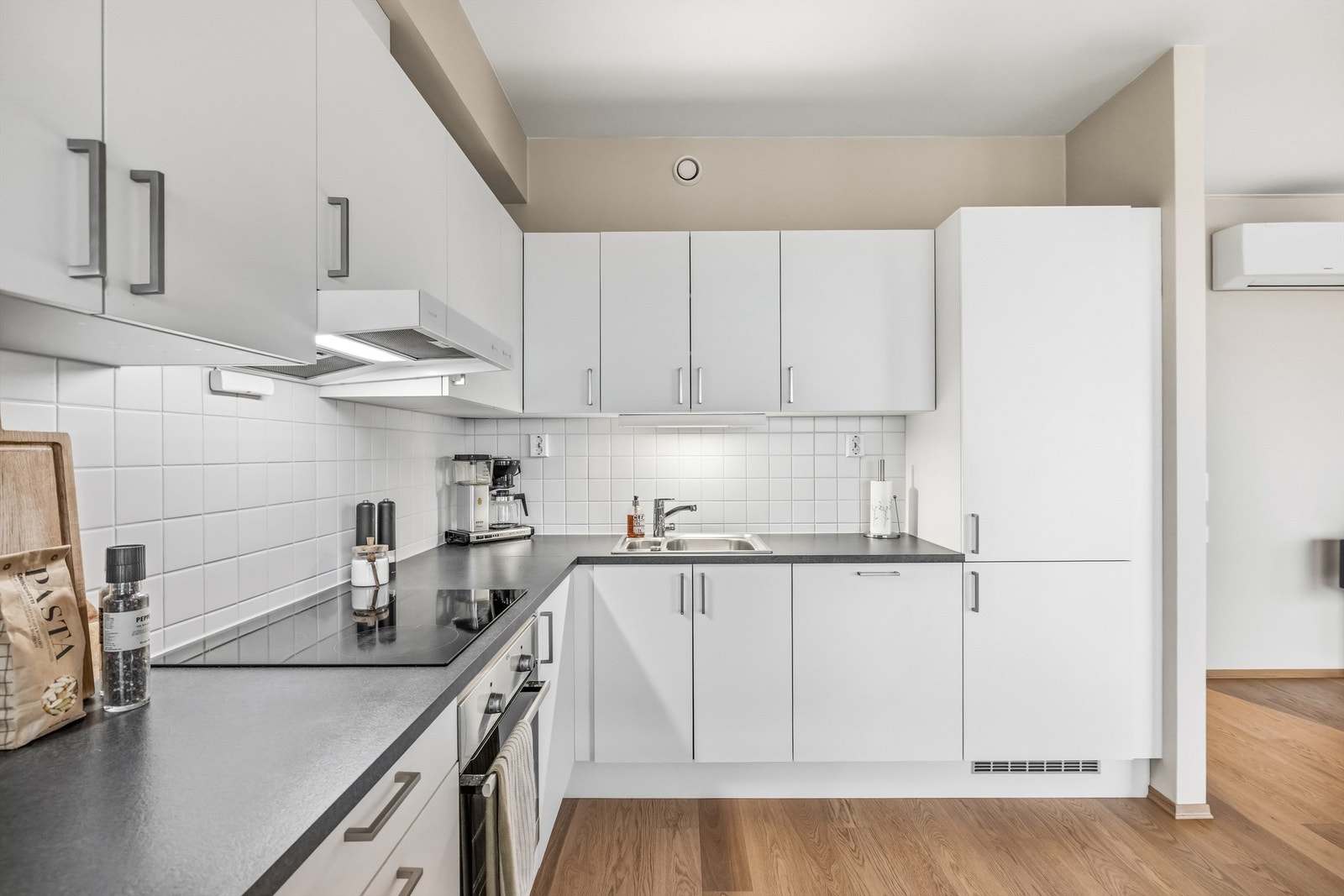 Kjøkkenet er utstyrt med integrert komfyr, induksjonstopp, kjøl/fryseskap og oppvaskmaskin. Galleribilde