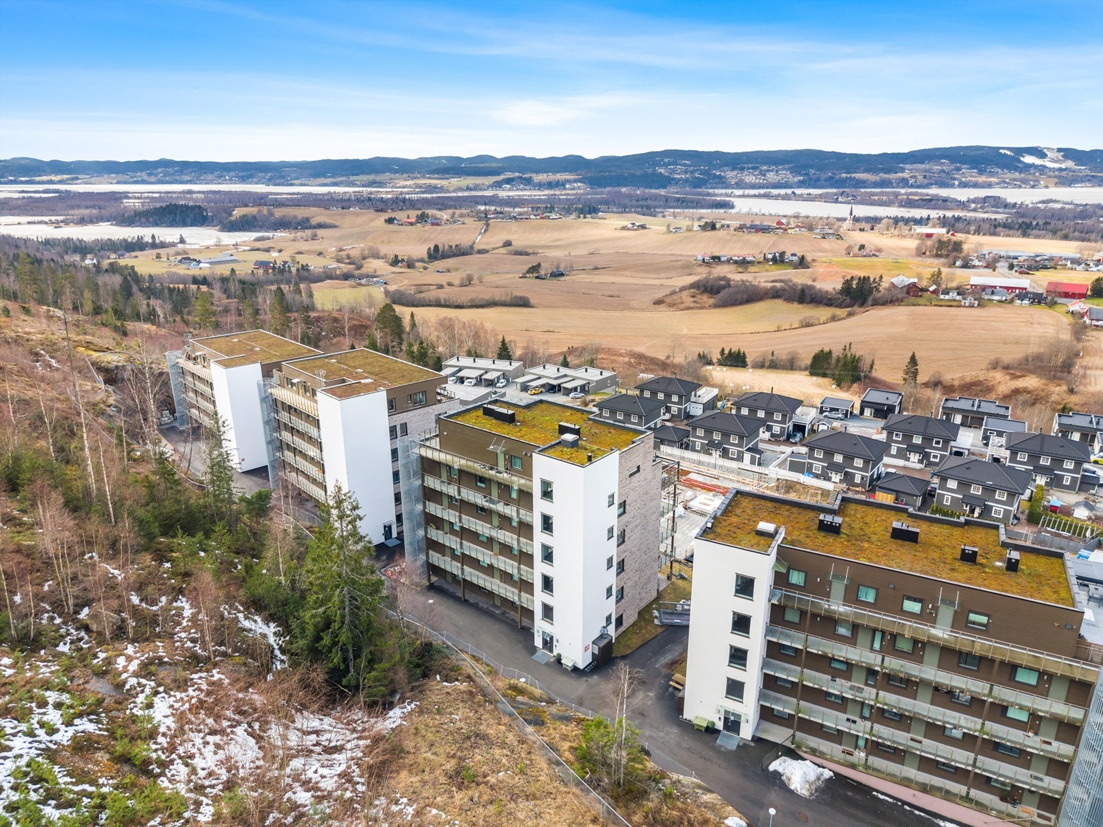 Eiendommen ligger i et nyetablert og trafikkstille boligområde på populære Løkenåsen. Galleribilde
