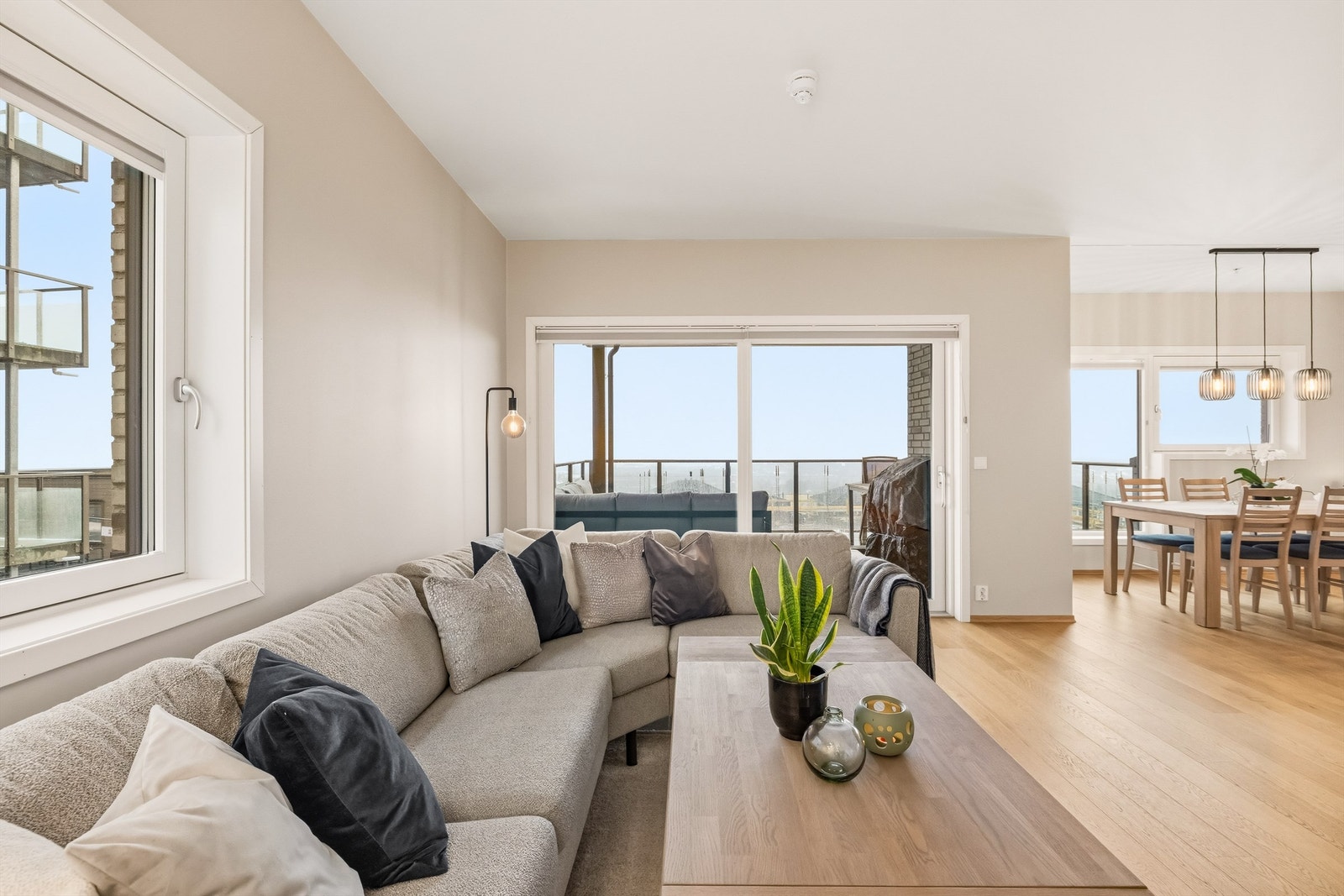 Den åpne løsningen og de store vindusflatene gir en luftig atmosfære, forsterket av en takhøyde på 2,67 meter. Galleribilde