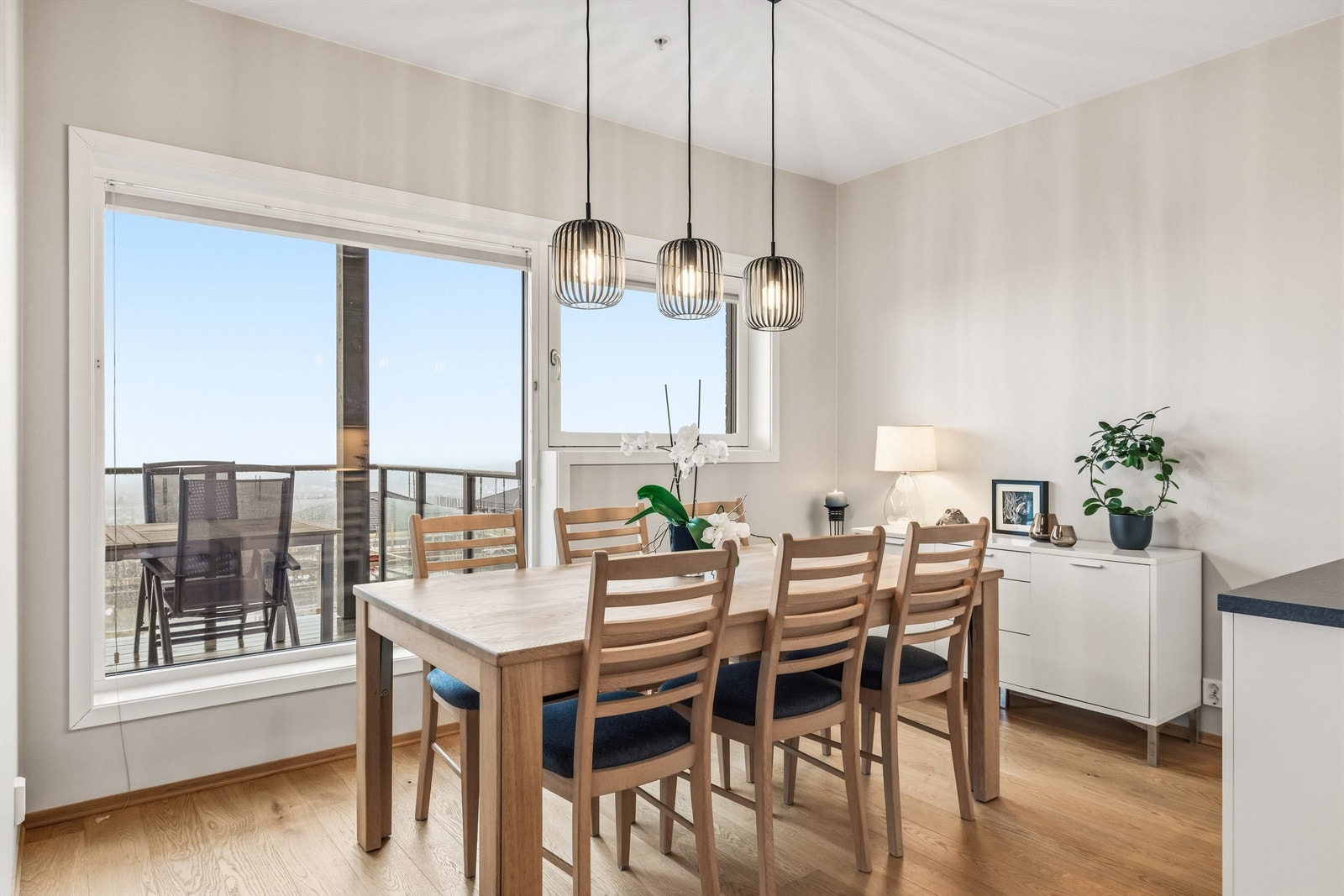 Ved spisestuen er det god plass til et langbord for hyggelige sammenkomster Galleribilde