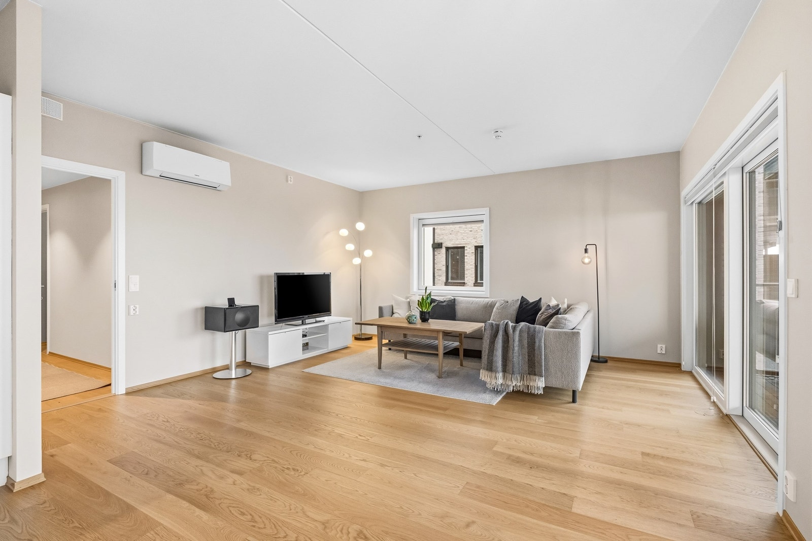 Vekselvarme (varmepumpe) montert på vegg i stue/kjøkken. Galleribilde