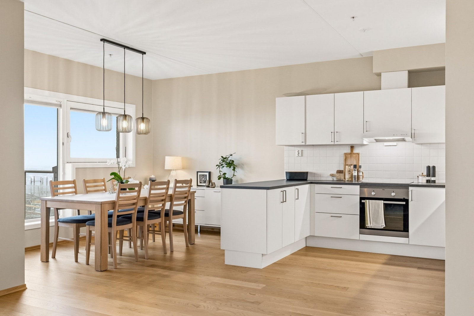 En moderne 3-roms leilighet fra 2022 med åpen stue- og kjøkkenløsning Galleribilde