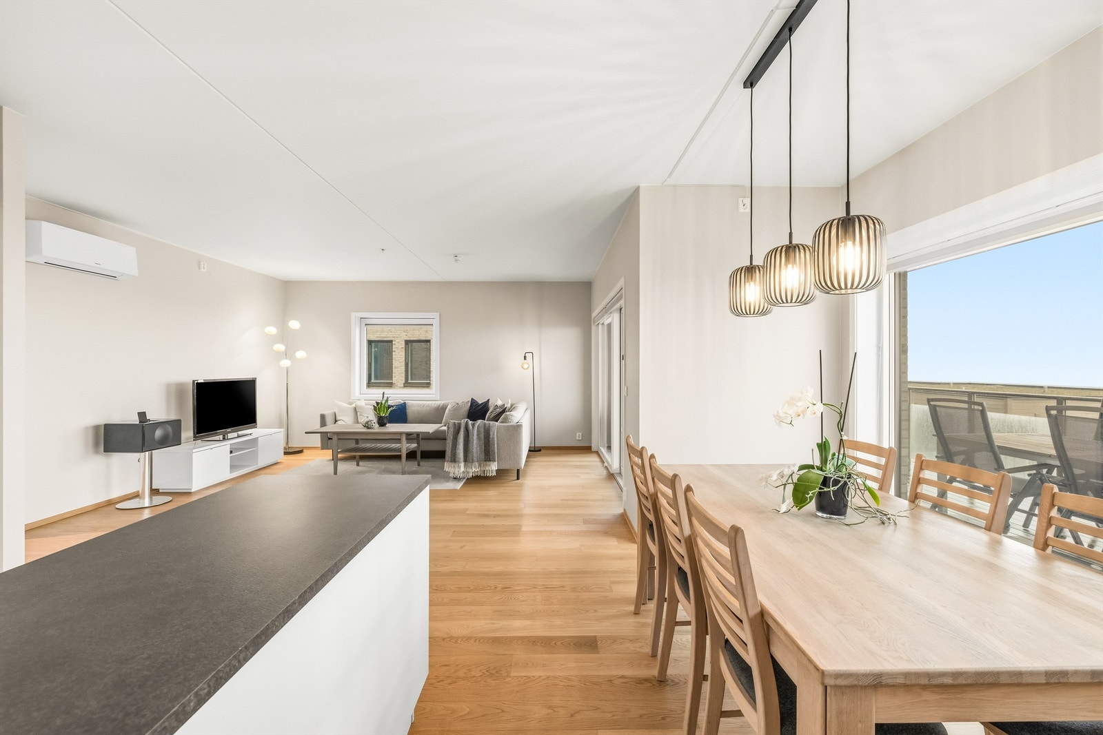 Den sosiale sonen binder stue, spisestue og kjøkken sammen på en naturlig måte. Galleribilde