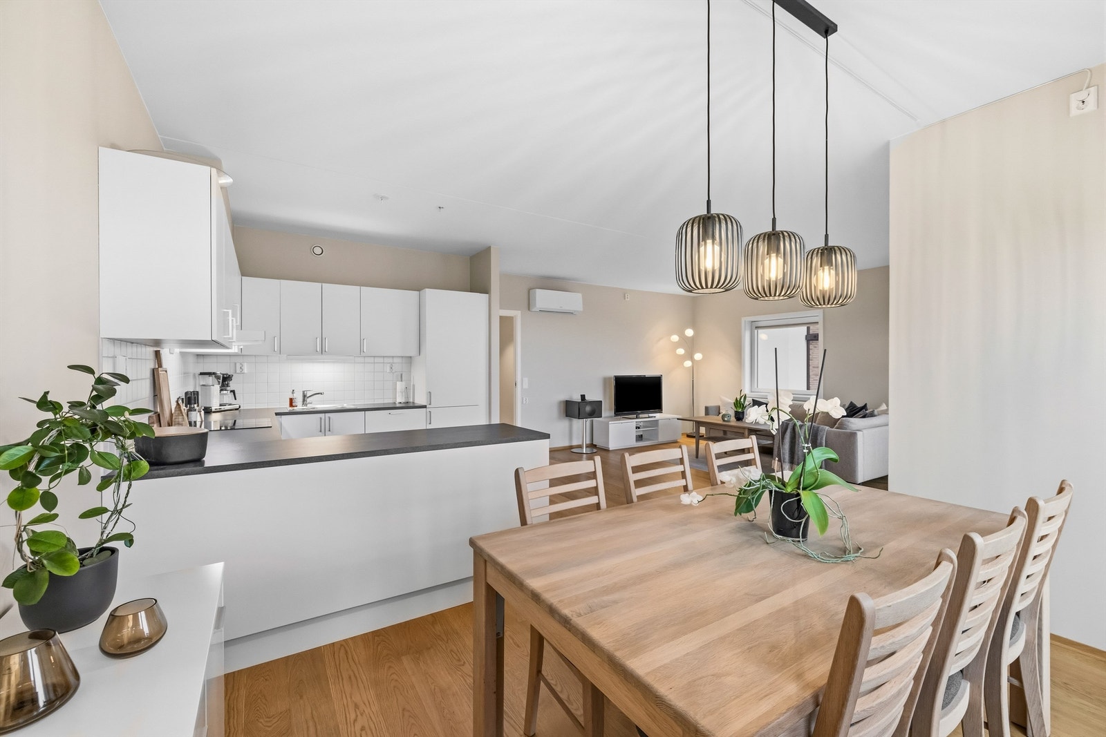 En halvøy fungerer som en naturlig romdeler mot spisestuen. Galleribilde