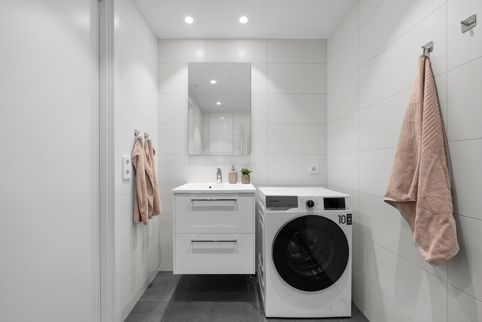 Badet er innredet med en romslig servantseksjon med skuffer. Galleribilde