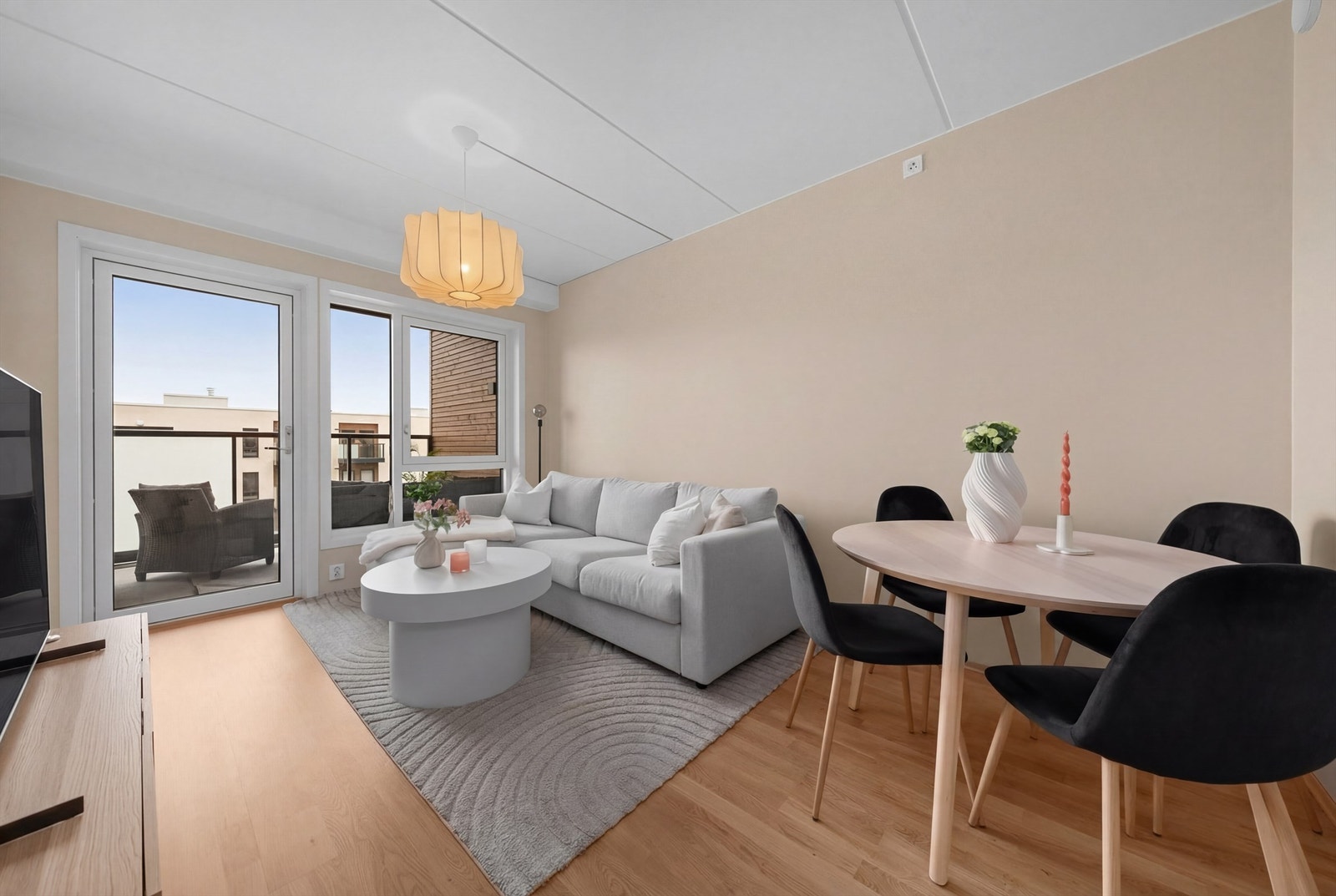 Gjennomgående parkett og nøytrale, malte flater gir et helhetlig inntrykk og et godt utgangspunkt for personlig stil. Galleribilde