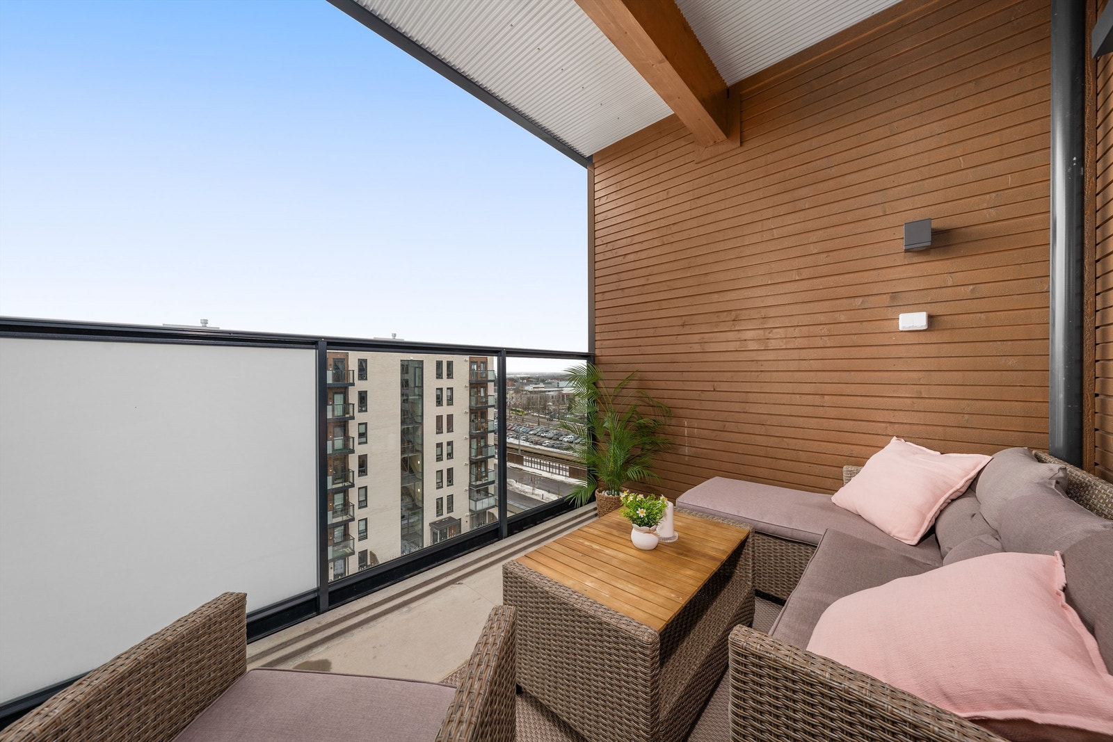 Fra stuen er det utgang til en sørvendt og overbygget balkong på 8 m². En herlig forlengelse av leiligheten. Galleribilde