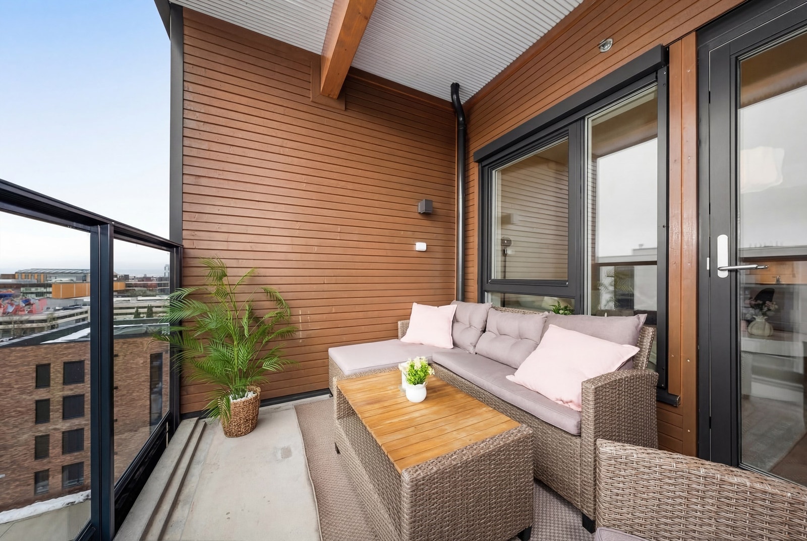 Balkongen har betongdekke og rekkverk i metall og glass. Her er det god plass til en sittegruppe. Galleribilde