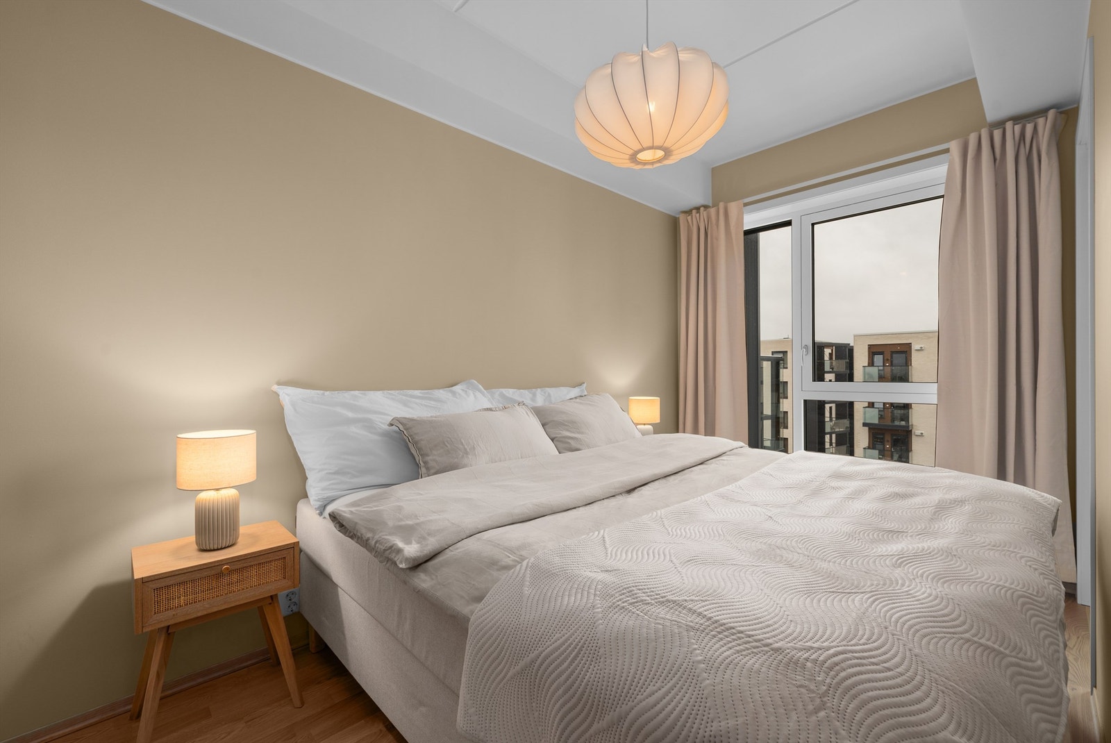 Soverommet har plass til dobbeltseng og er, som resten av leiligheten, utstyrt med vannbåren gulvvarme. Galleribilde