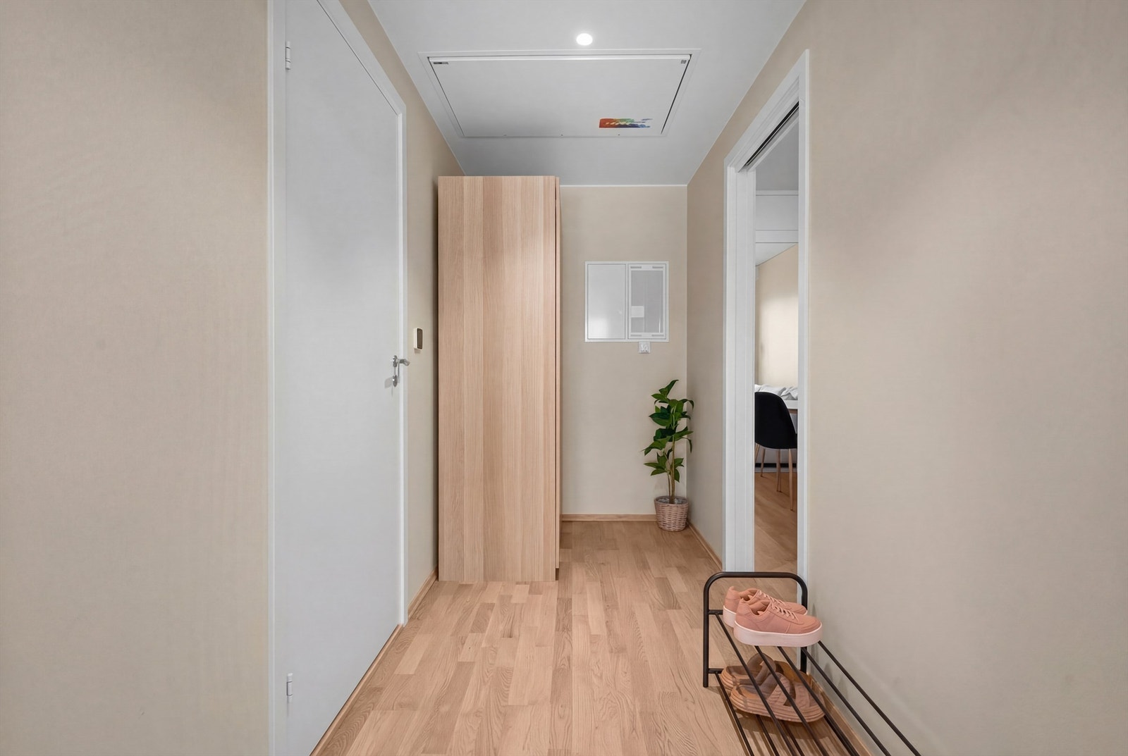 Entréen ønsker velkommen med parkett på gulv og plass til garderobeløsning. Galleribilde