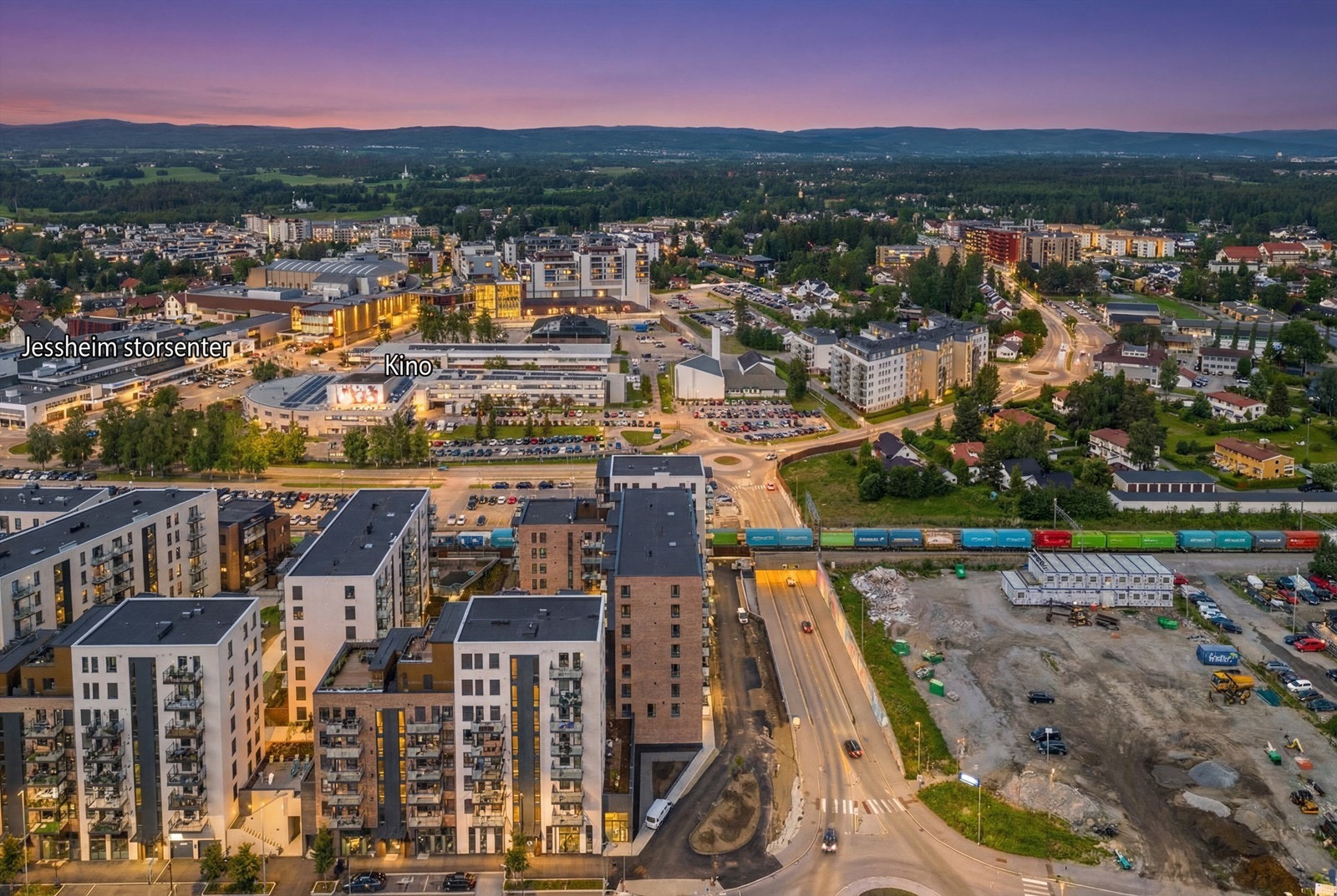 Jessheim Storsenter, med et bredt utvalg av butikker, spisesteder og kino, ligger kun få minutters gange fra leiligheten. Galleribilde